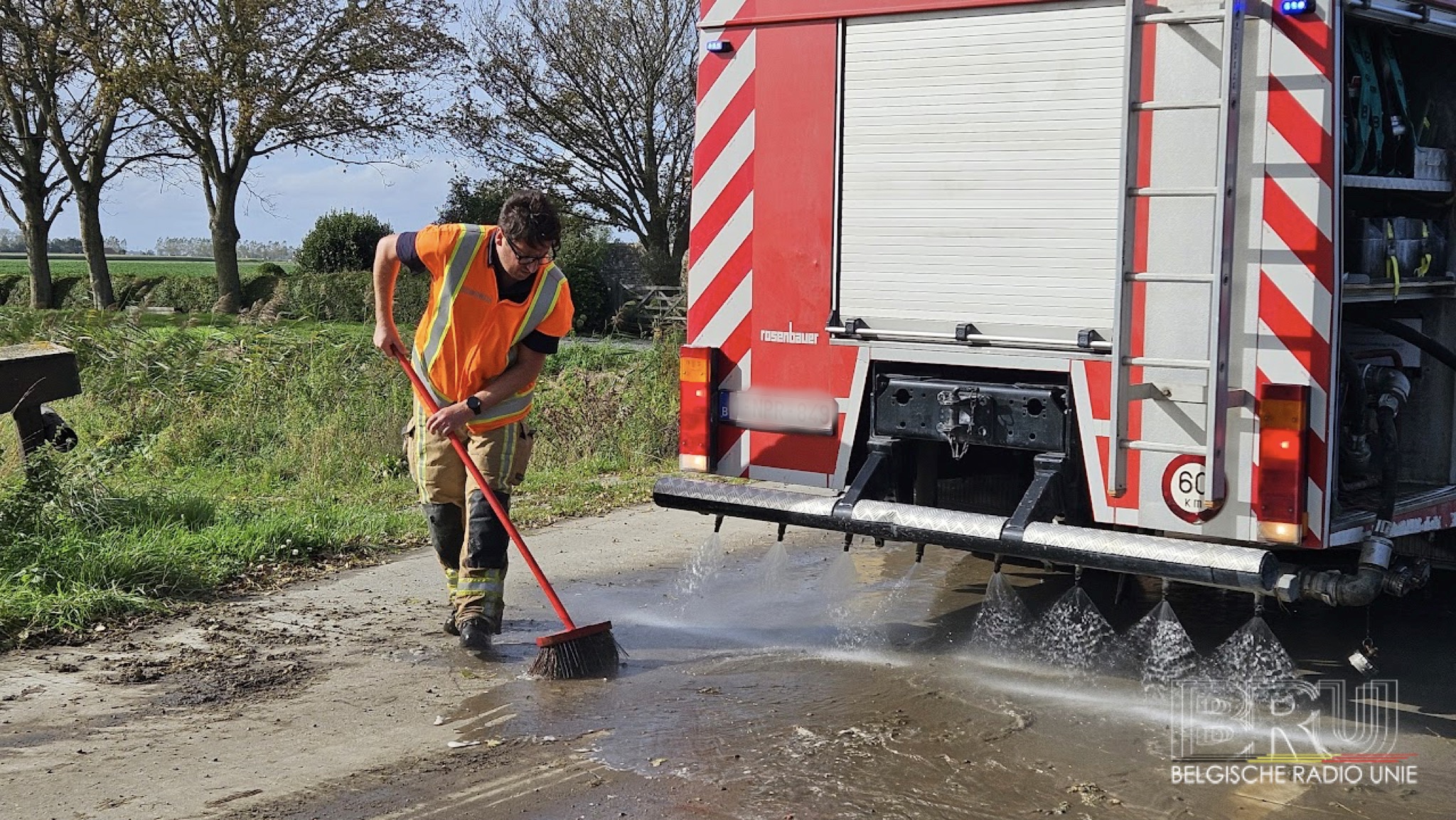 Brandweer Westhoek was druk in de weer met het ruimen van modder