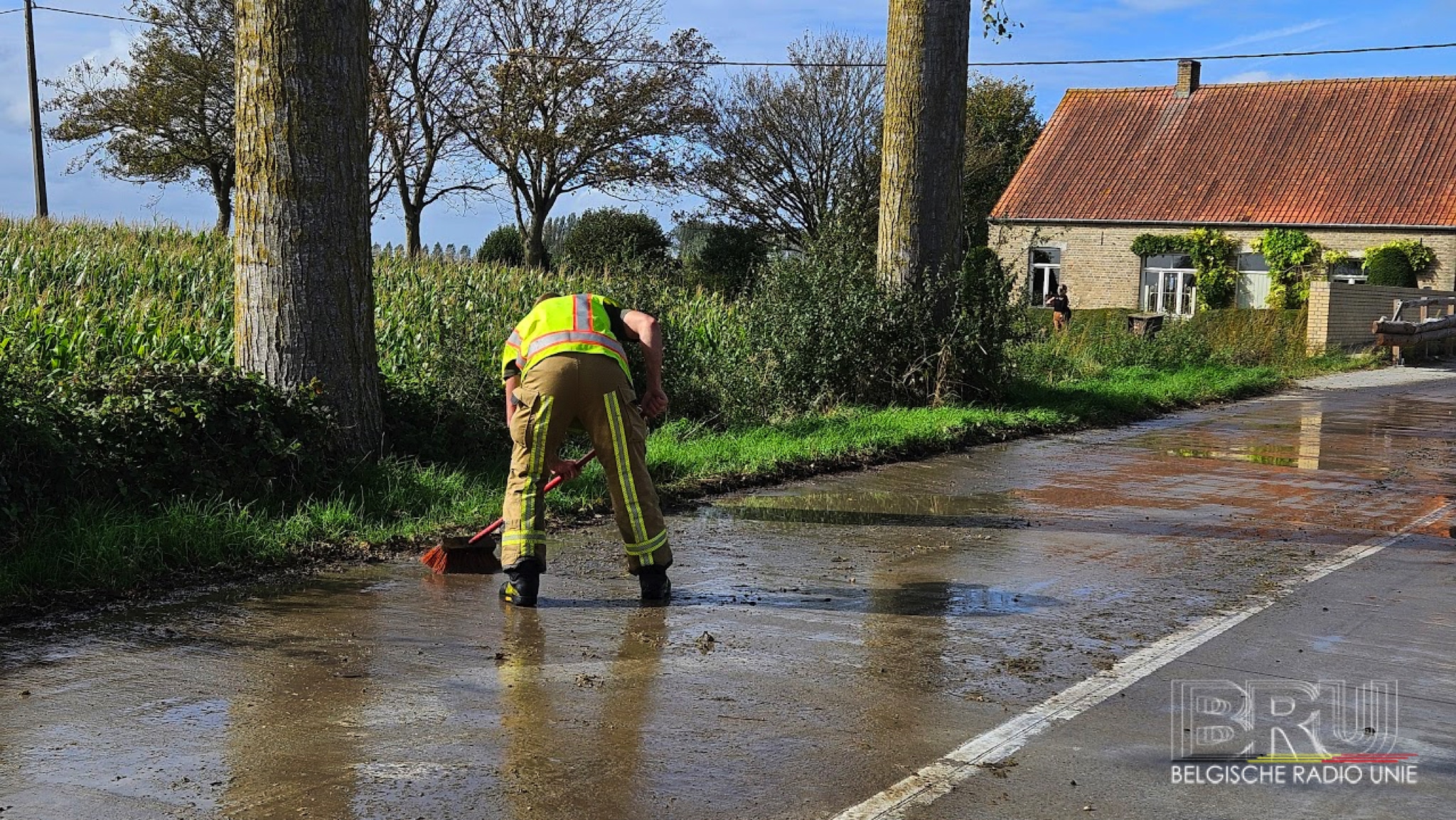 Brandweer Westhoek was druk in de weer met het ruimen van modder