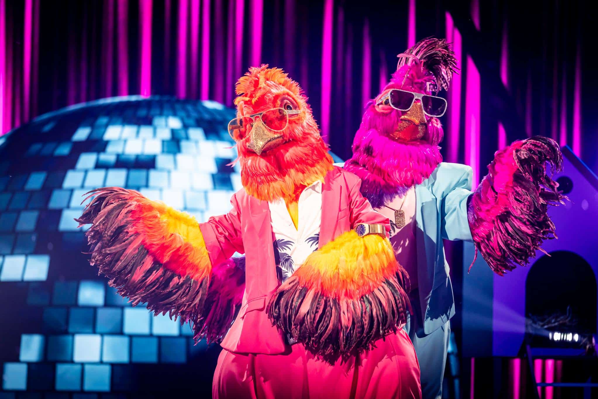 Een onverwachte gast, een extra pak en een onbekende stem: Wie is de special guest in The Masked Singer?