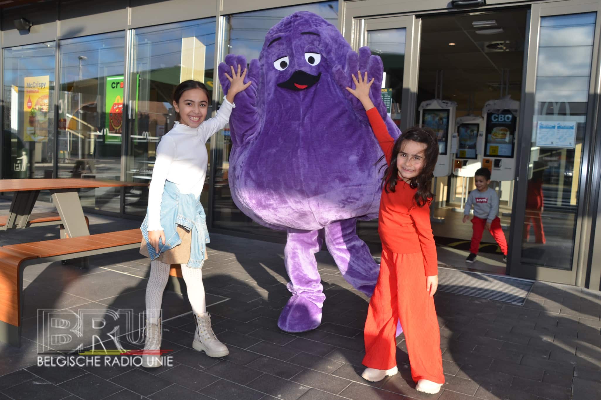 Grimace verrast bezoekers van McDonald’s Kuurne