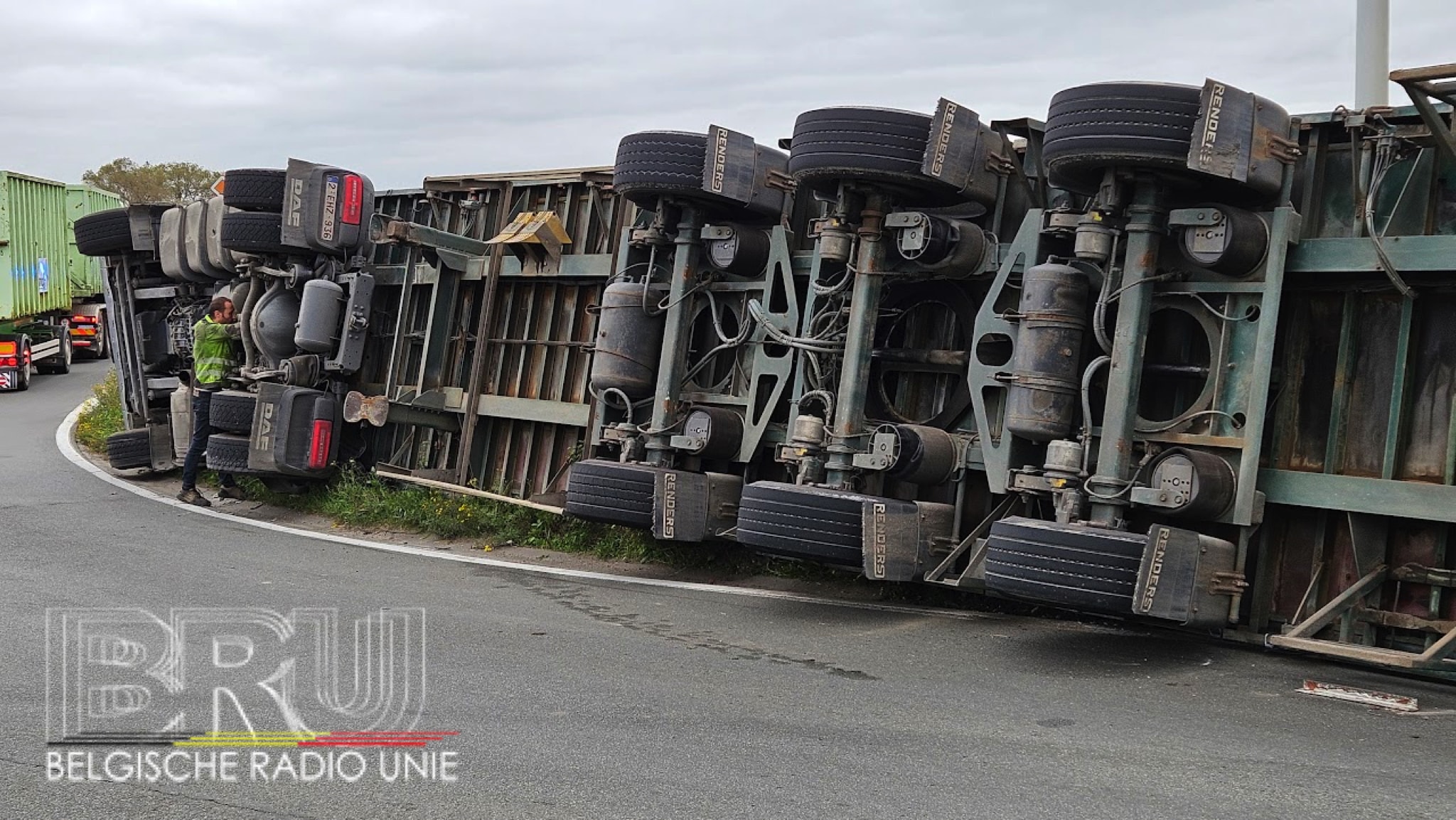 Vrachtwagen met betonnen spanten kantelt op rotonde N58 richting A19