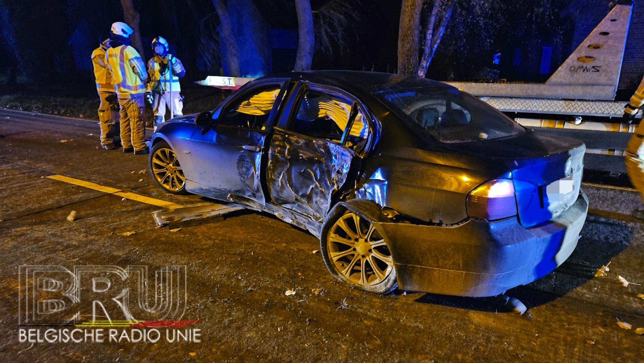 Bestuurder (50) verliest controle over stuur en botst tegen boom in Bikschote 