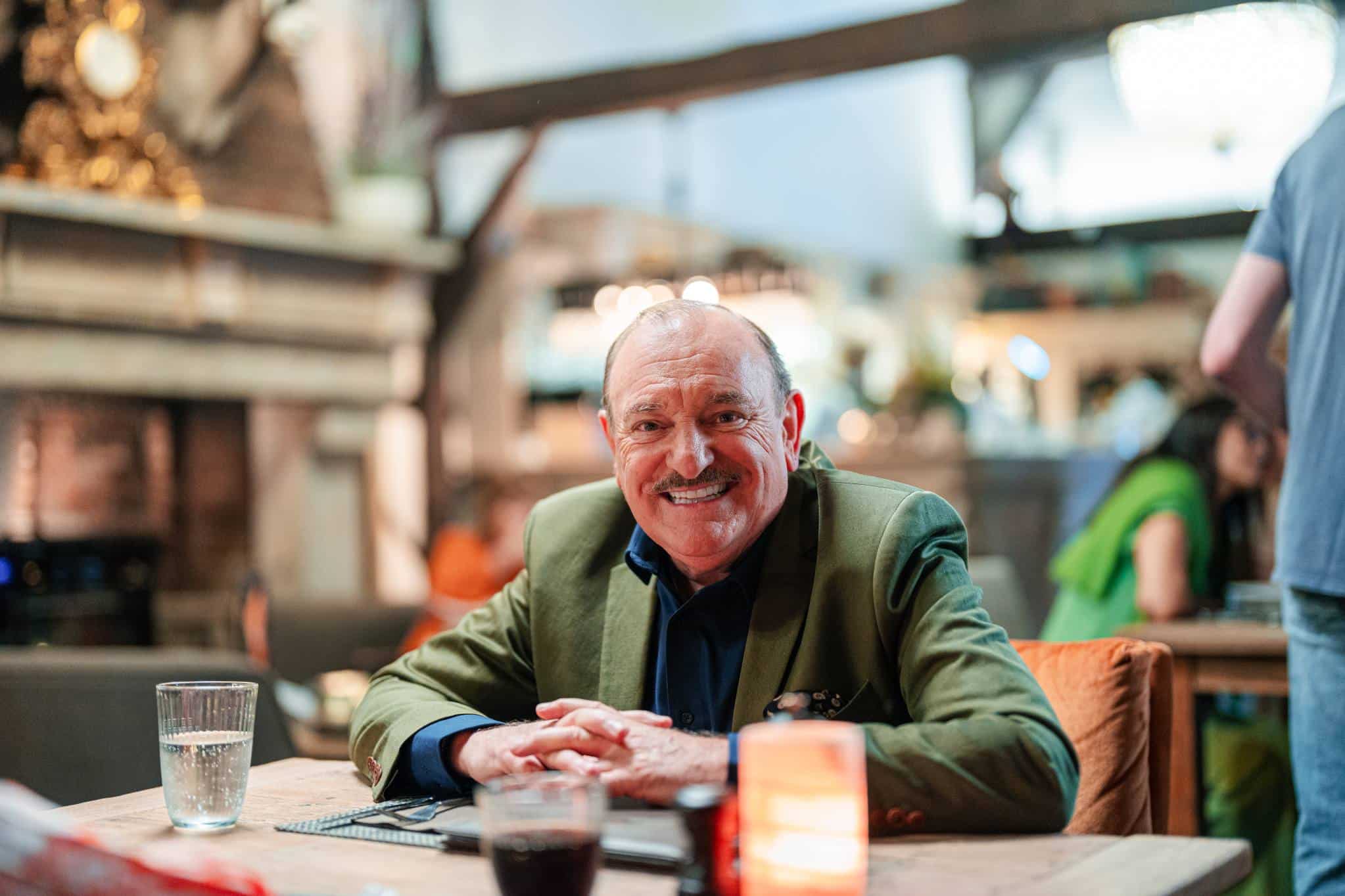 Hugo Sigal maakt zijn opwachting in Familie