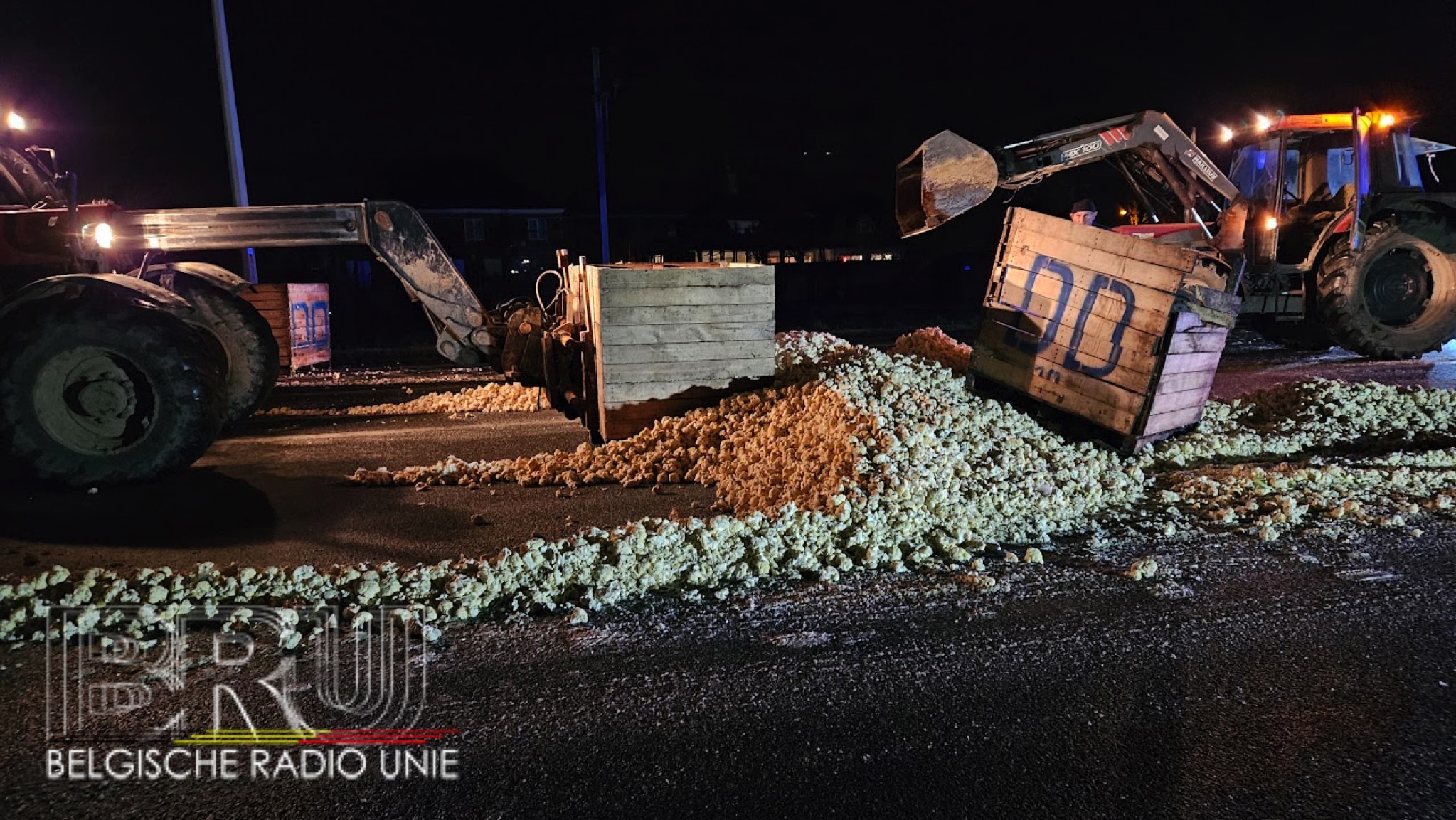 Deel van lading bloemkolen komt op rijbaan en wagens terecht 