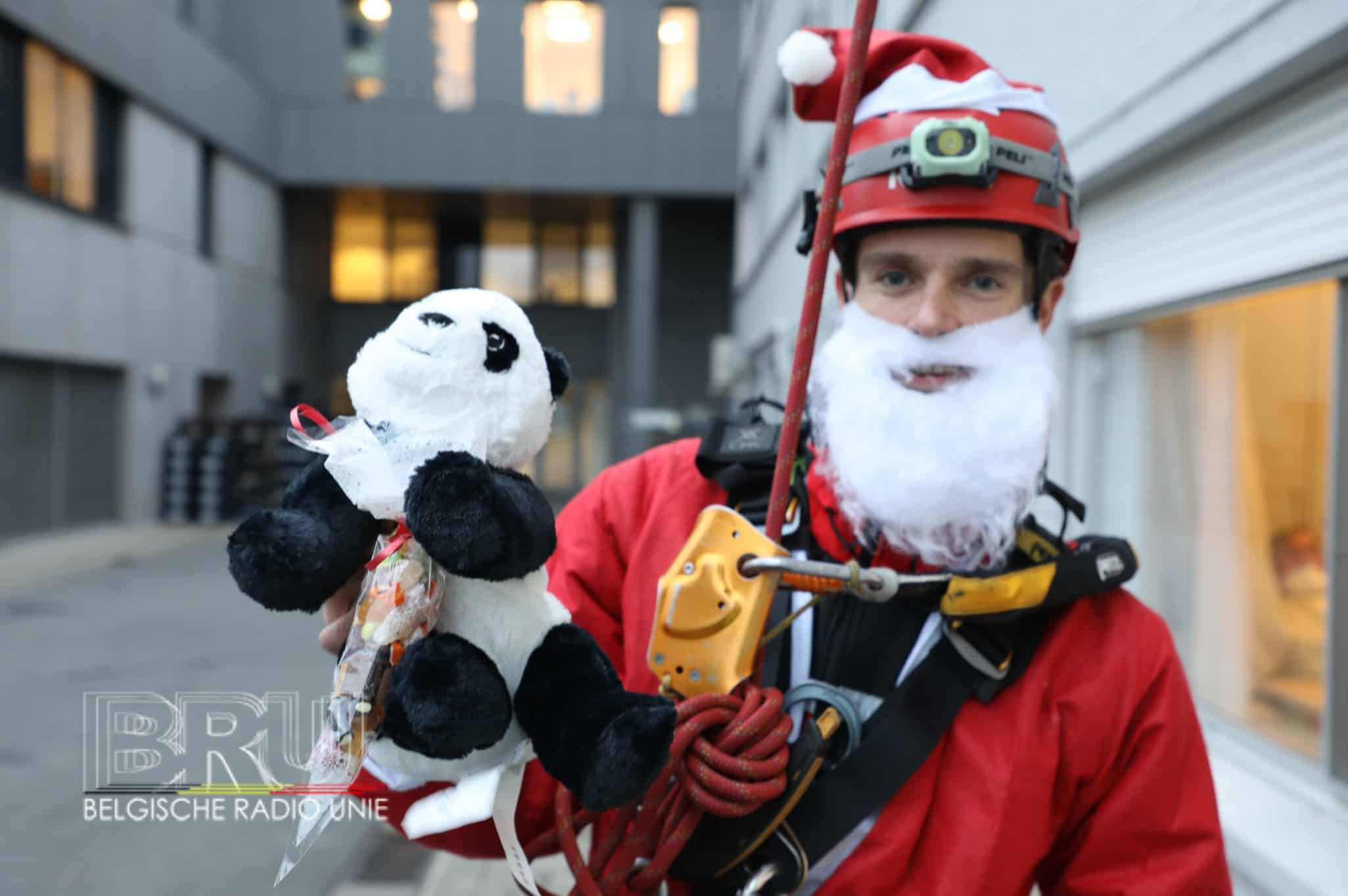 Brandweermannen verrassen kinderen als kerstmannen in O.L.V. van Lourdes Ziekenhuis