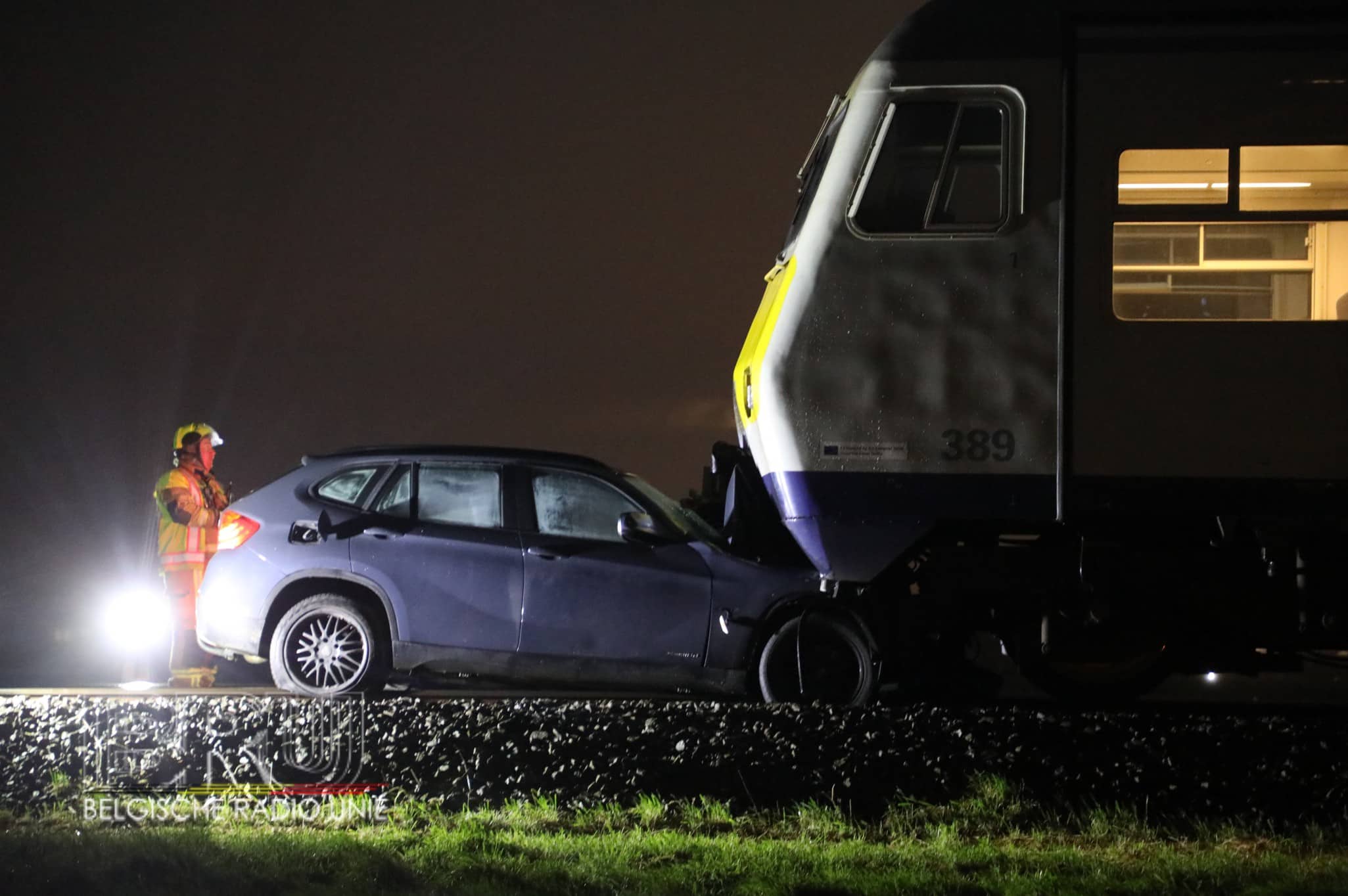 Auto meegesleurd door trein