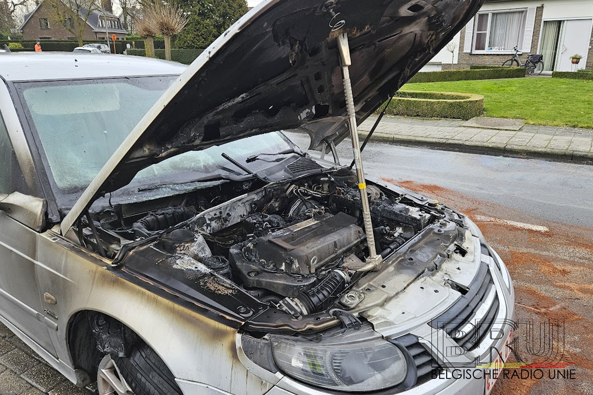 92-jarige dame ontsnapt ongedeerd aan autobrand in Ieper na lekke band