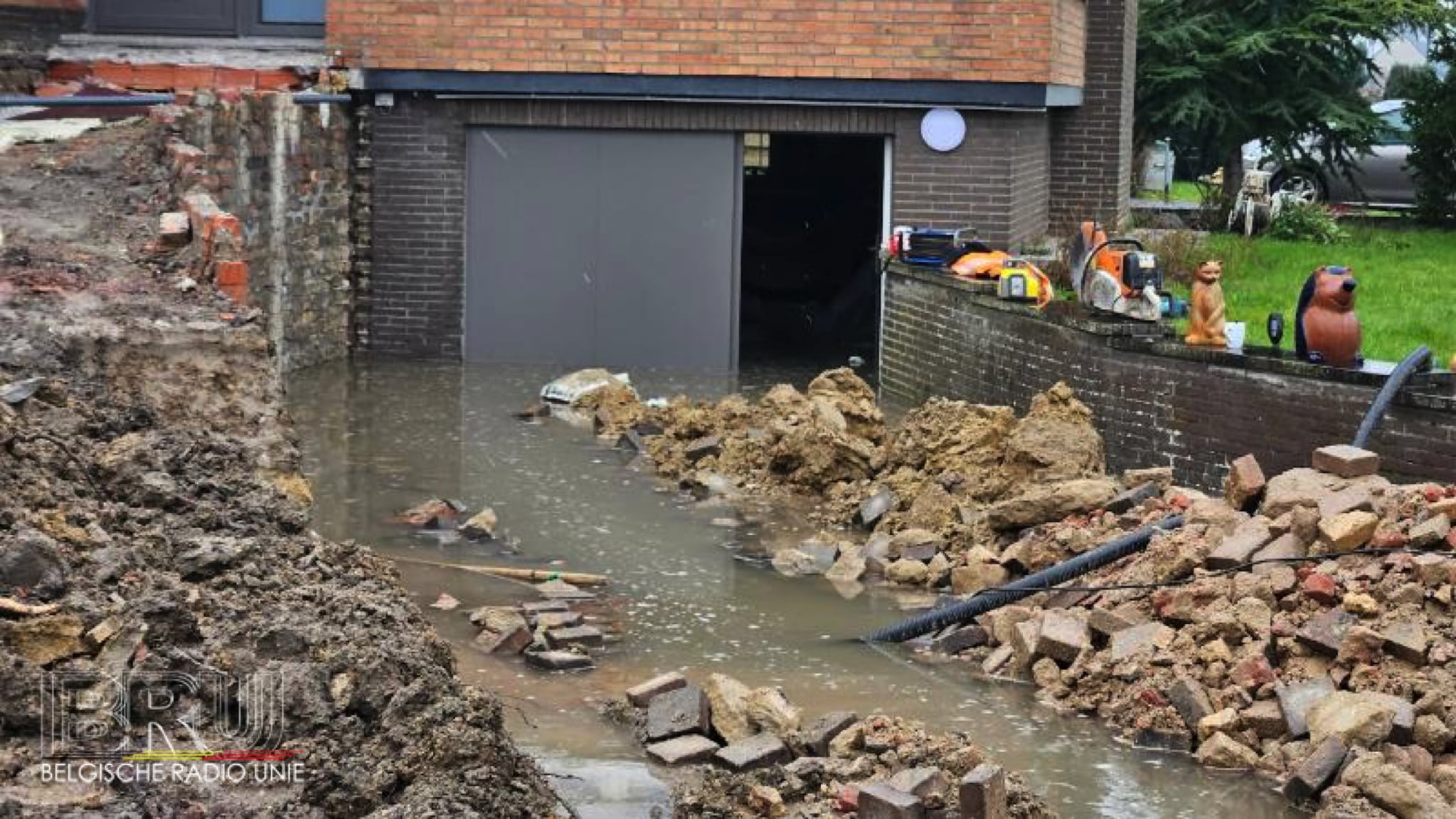 Wateroverlast bij gezin Kaufman-Wirtz door schade aan waterleiding tijdens renovatiewerken