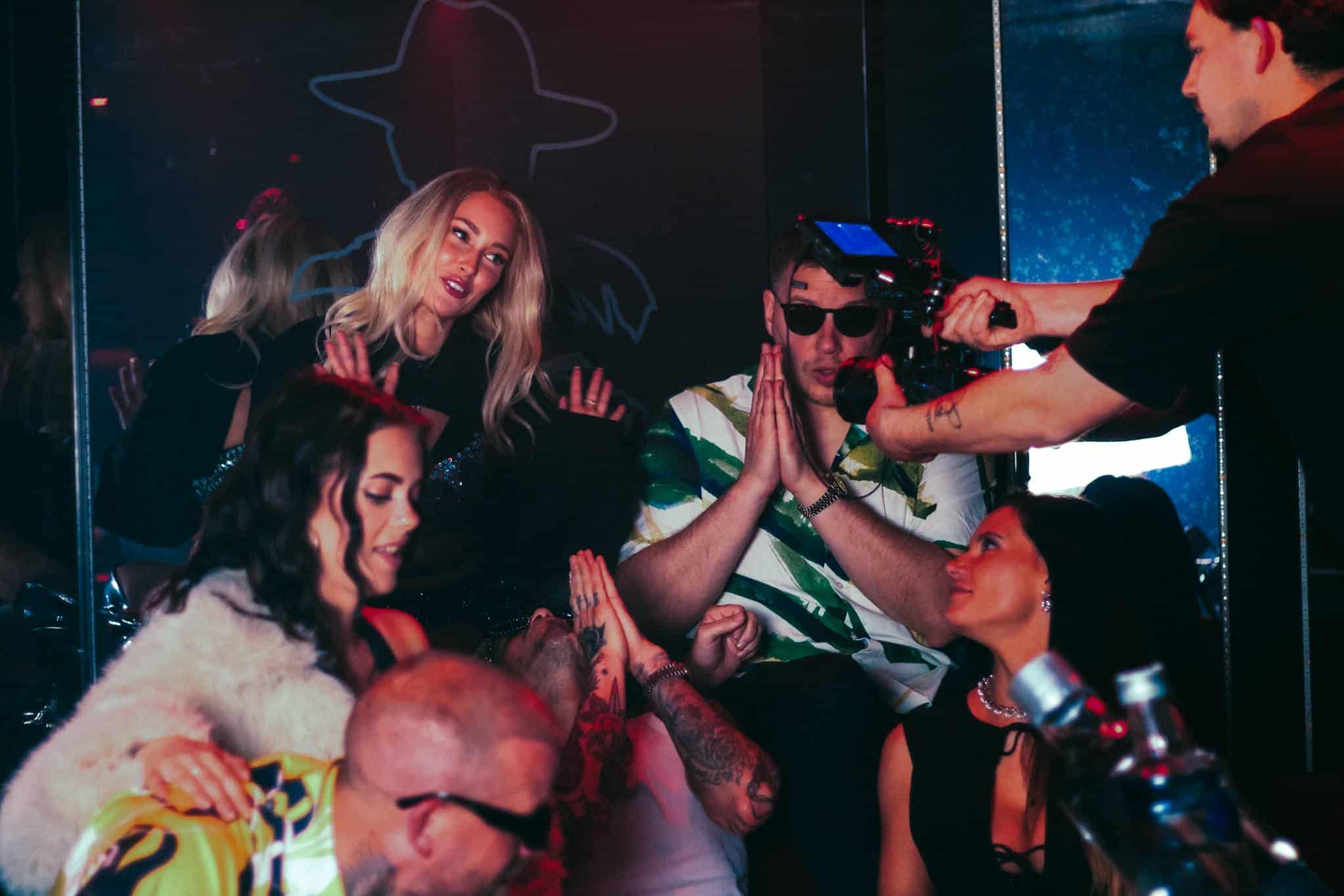 Kamping Kitsch Club strikt Jody Bernal, sexy Boerin Anna, Jebroer, LNY TNZ en MC Drummer voor nieuw anthem