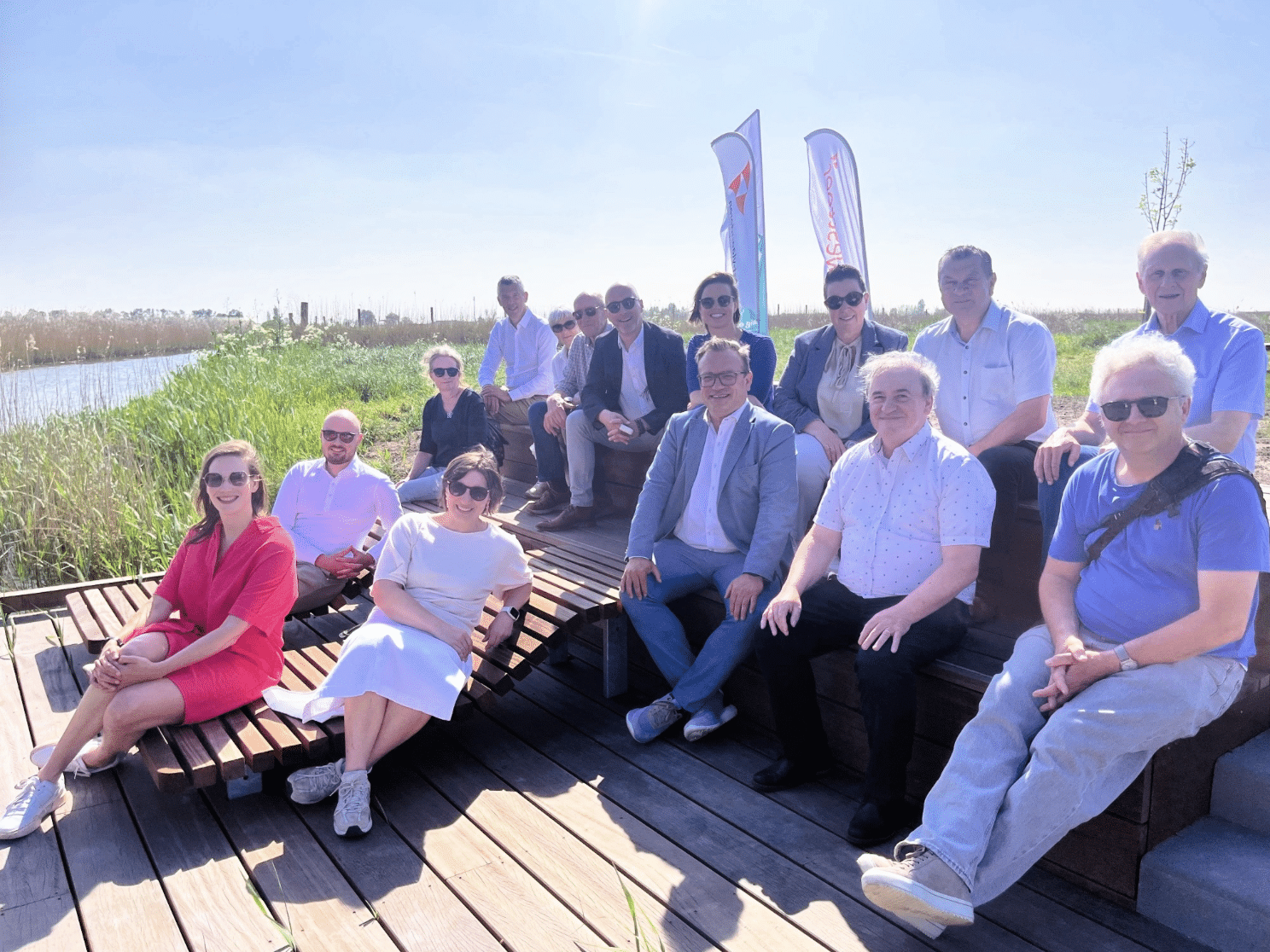 Nieuwe picknickplek met ligbanken aan het water in Zuienkerke