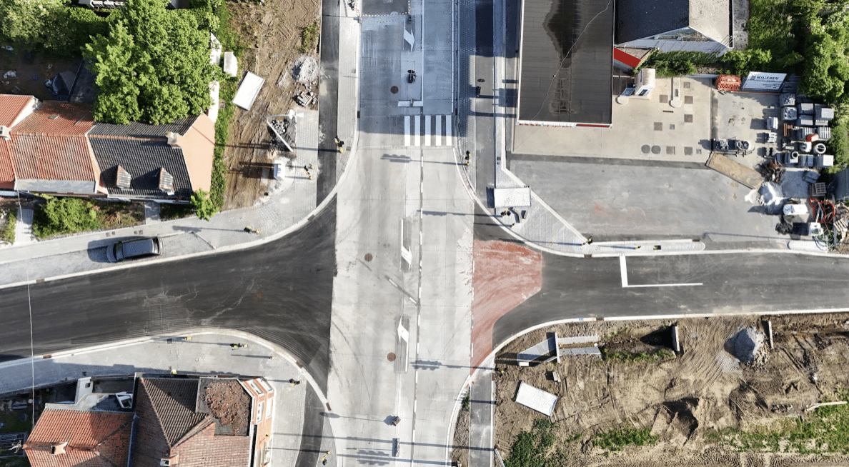 Kruispunt Kezelberg niet langer zwart punt: vanaf nu uitgerust met verkeerslichten en middeneilanden