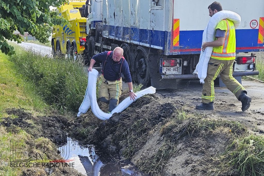 Vrachtwagen belandt in gracht in Houthulst