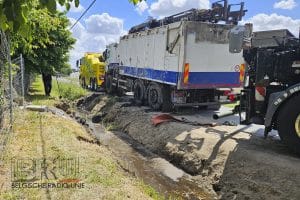 Vrachtwagen belandt in gracht in Houthulst