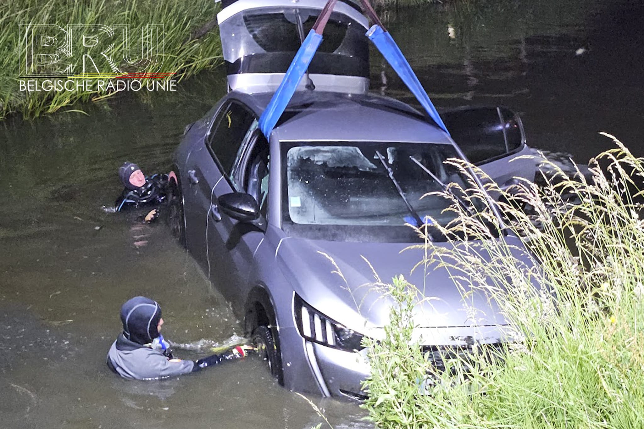 Auto belandt in Reepdijk in Nieuwkapelle: Franse bestuurder geraakt op eigen kracht uit voertuig