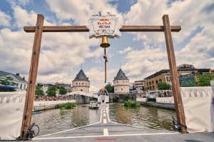 Knotsgekke fietsrace Red Bull Vel'eau verovert Kortrijkse Broeltorens met hilarisch waterspektakel