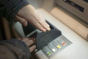 bankkaart fraude bank diefstal bankautomaat geld afhalen