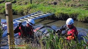 Koe uit beek gered