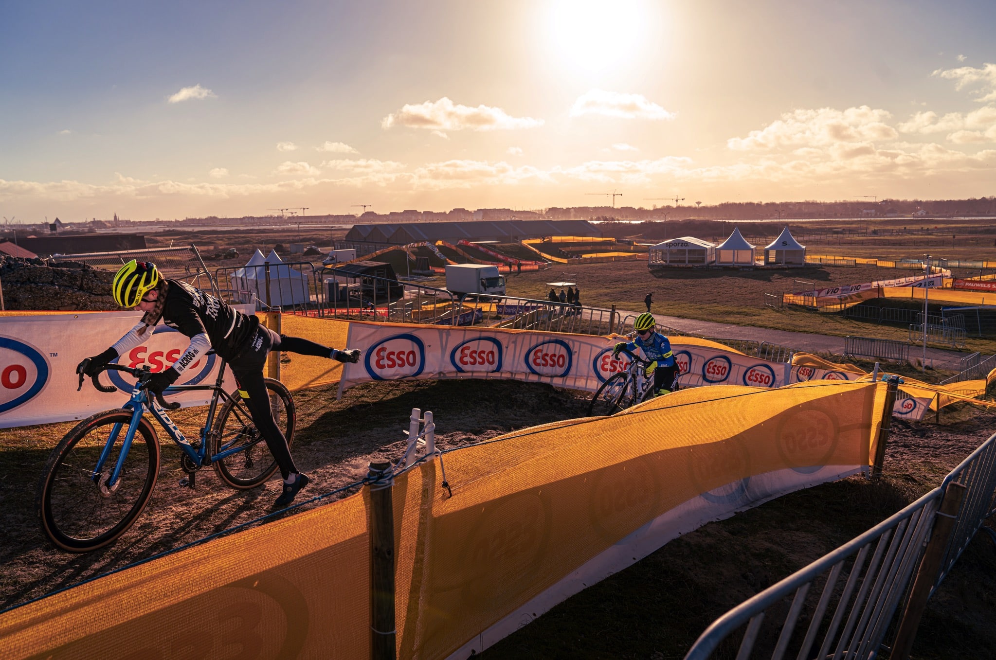 UEC schenkt een boom voor de organisatie van het EK cyclocross