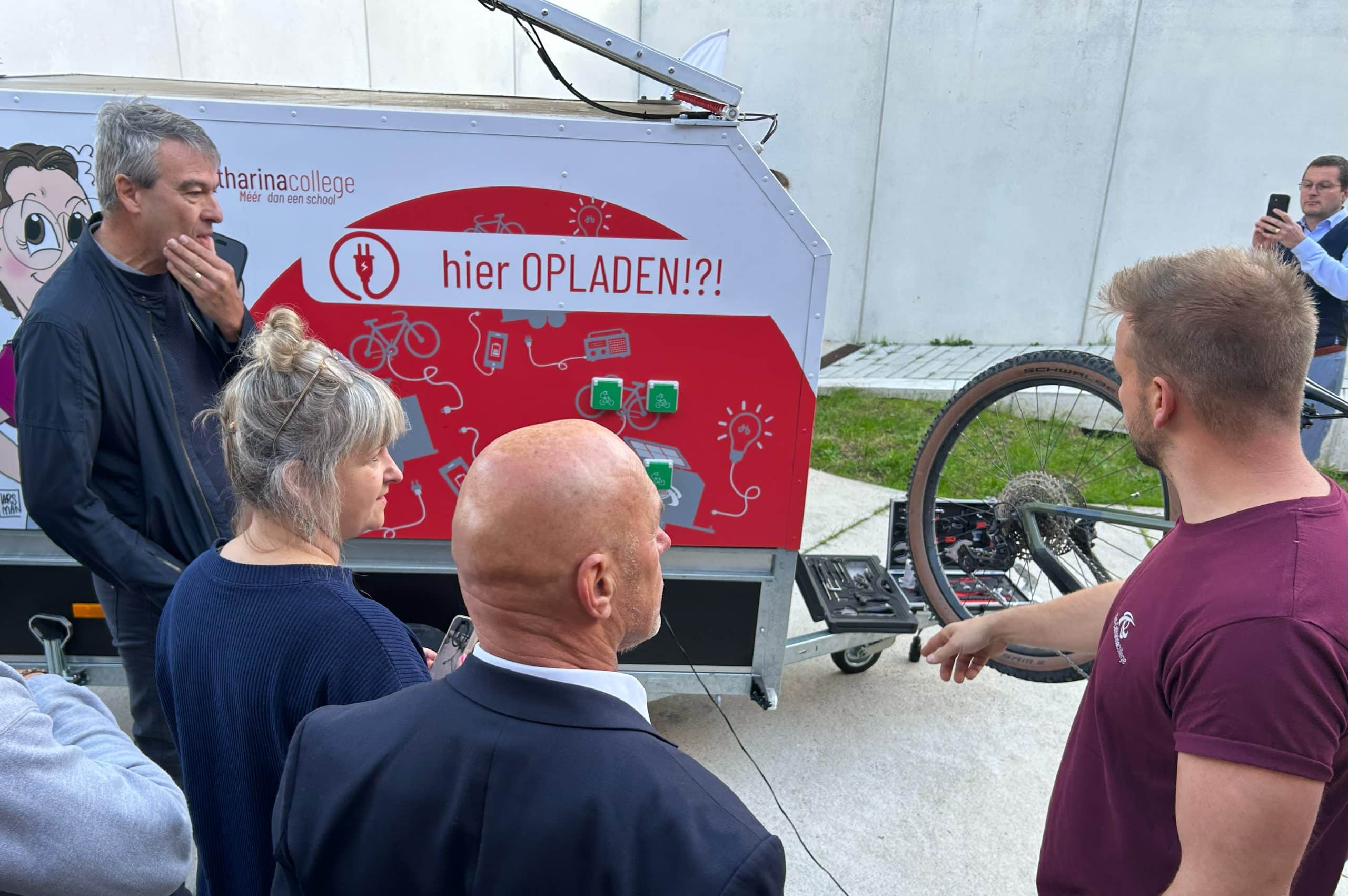 Sint-Catharinacollege Geraardsbergen wint provinciale scholenwedstrijd hernieuwbare energiemobiel