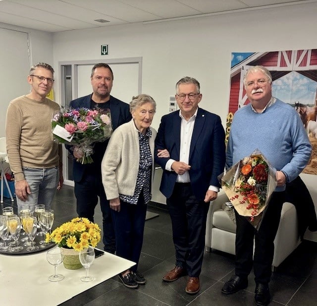 Stadsbestuur én bibliotheek zetten 100-jarige in de bloemetjes