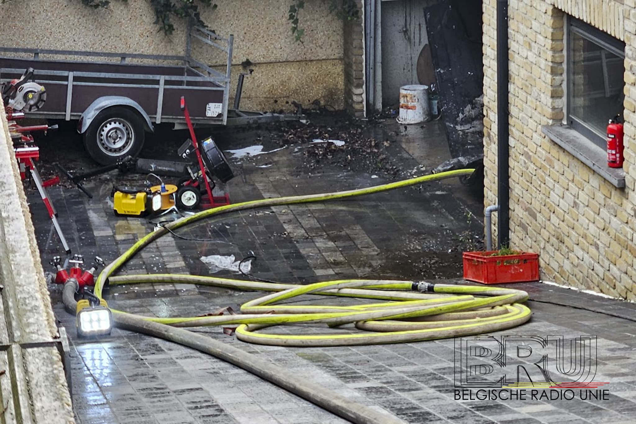 Woning onbewoonbaar na uitslaande garagebrand in Wijtschate: 13-jarige zoon probeert vuur nog te blussen
