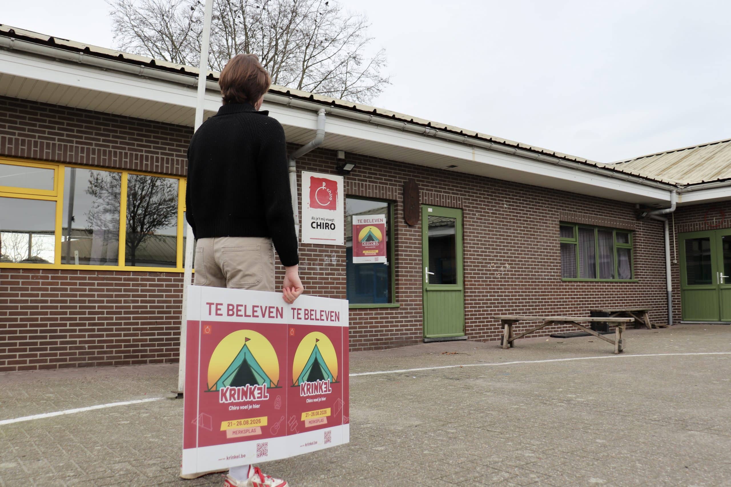 Chiro plakt 860 borden in één nacht om Krinkel 2026 aan te kondigen