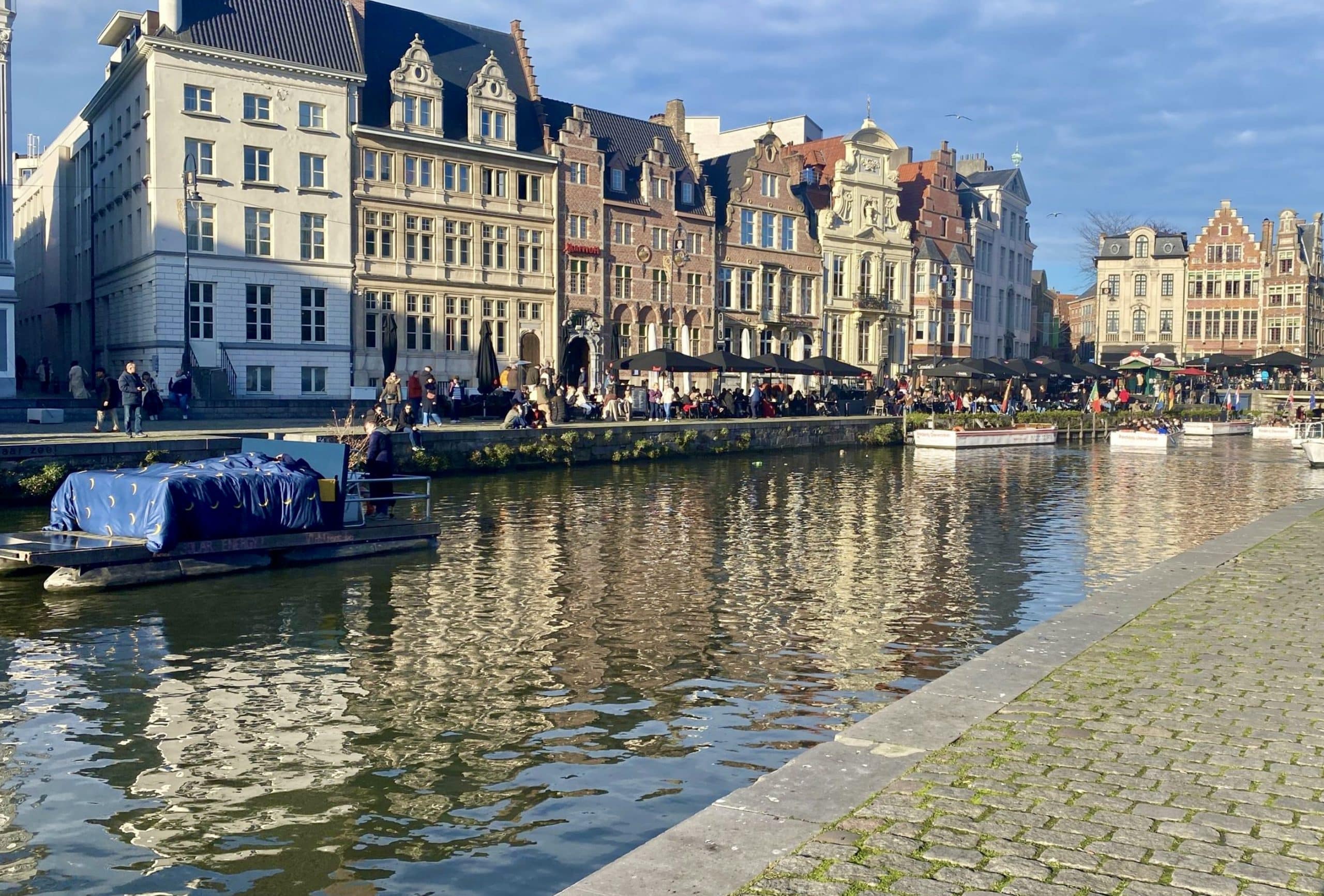 Drijvend bed trekt aandacht op Gentse Graslei - Beter Bed lanceert nieuwe winkel met opvallende actie