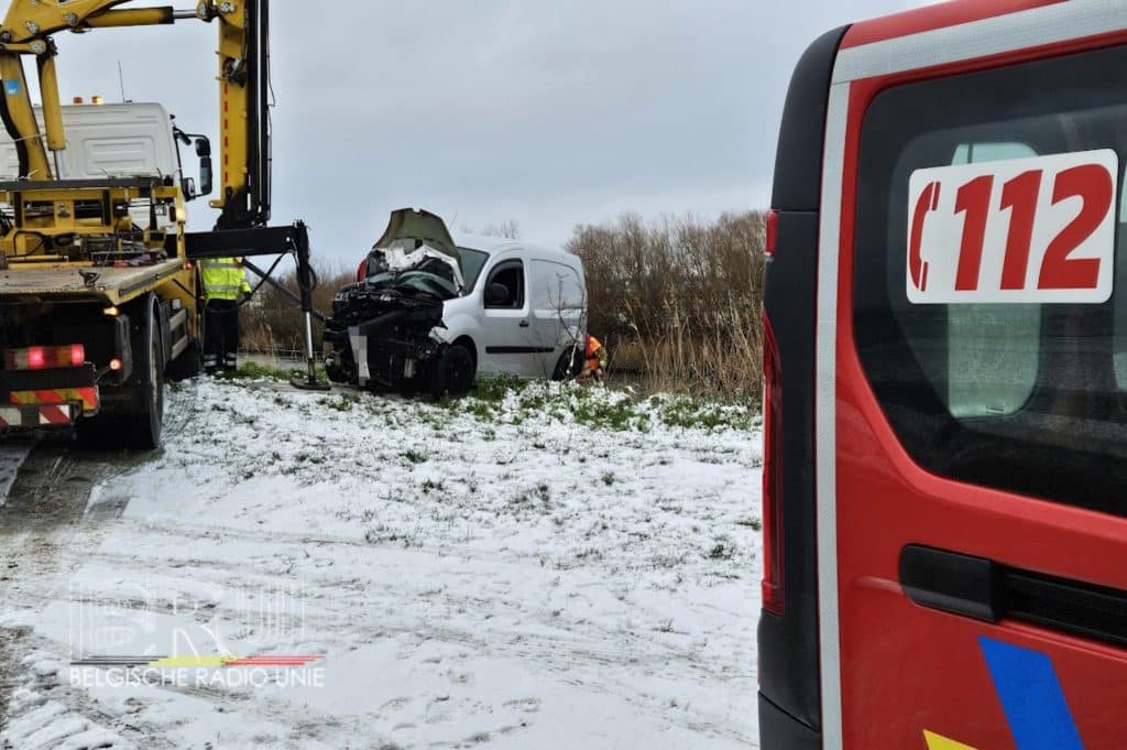 Auto te water in Diksmuide