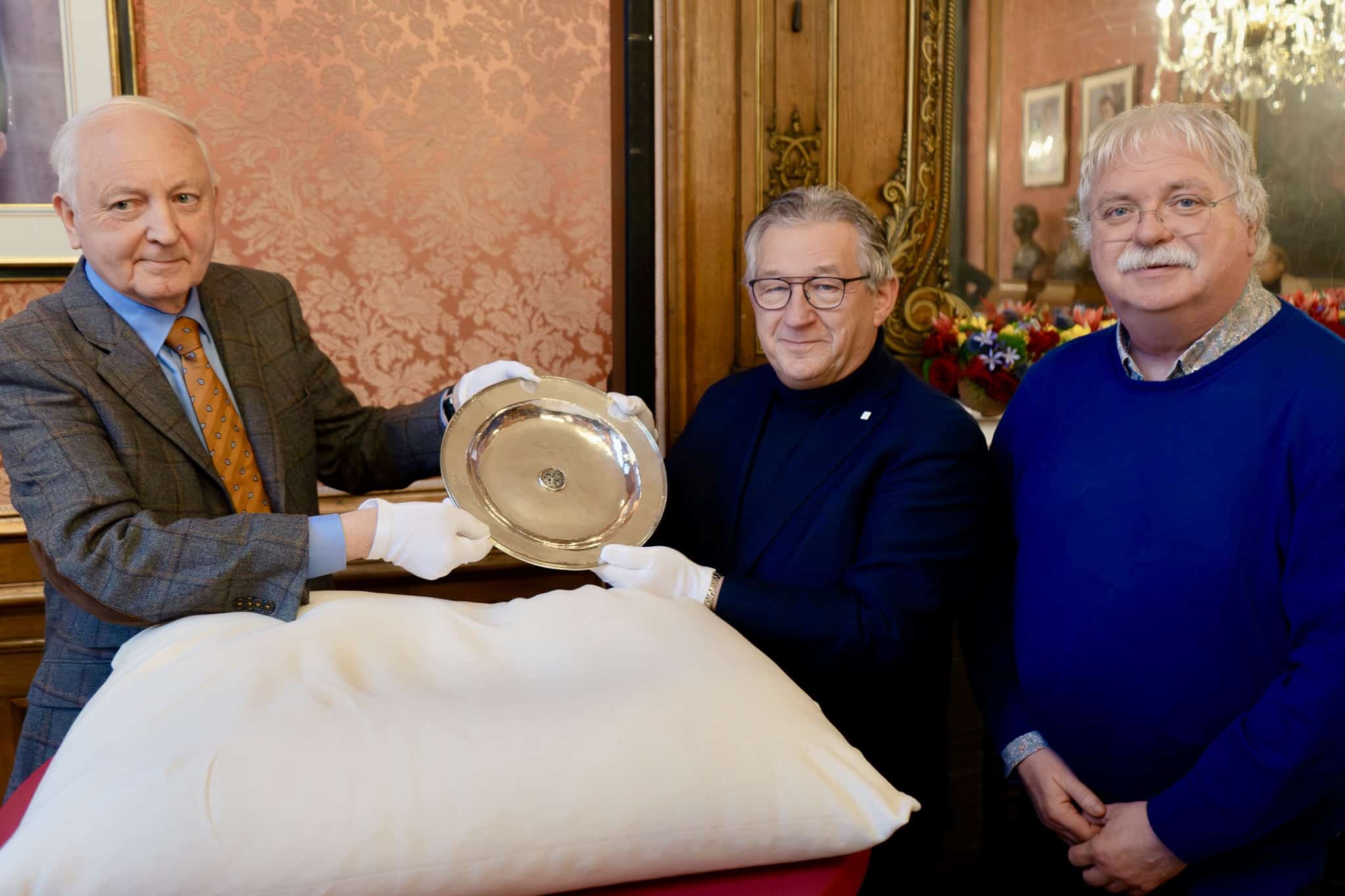 Nieuwe topaanwinst voor Musea Brugge: zilveren schaal van Brugse meester Jan Crabbe geschonken door de Vrienden van Musea Brugge