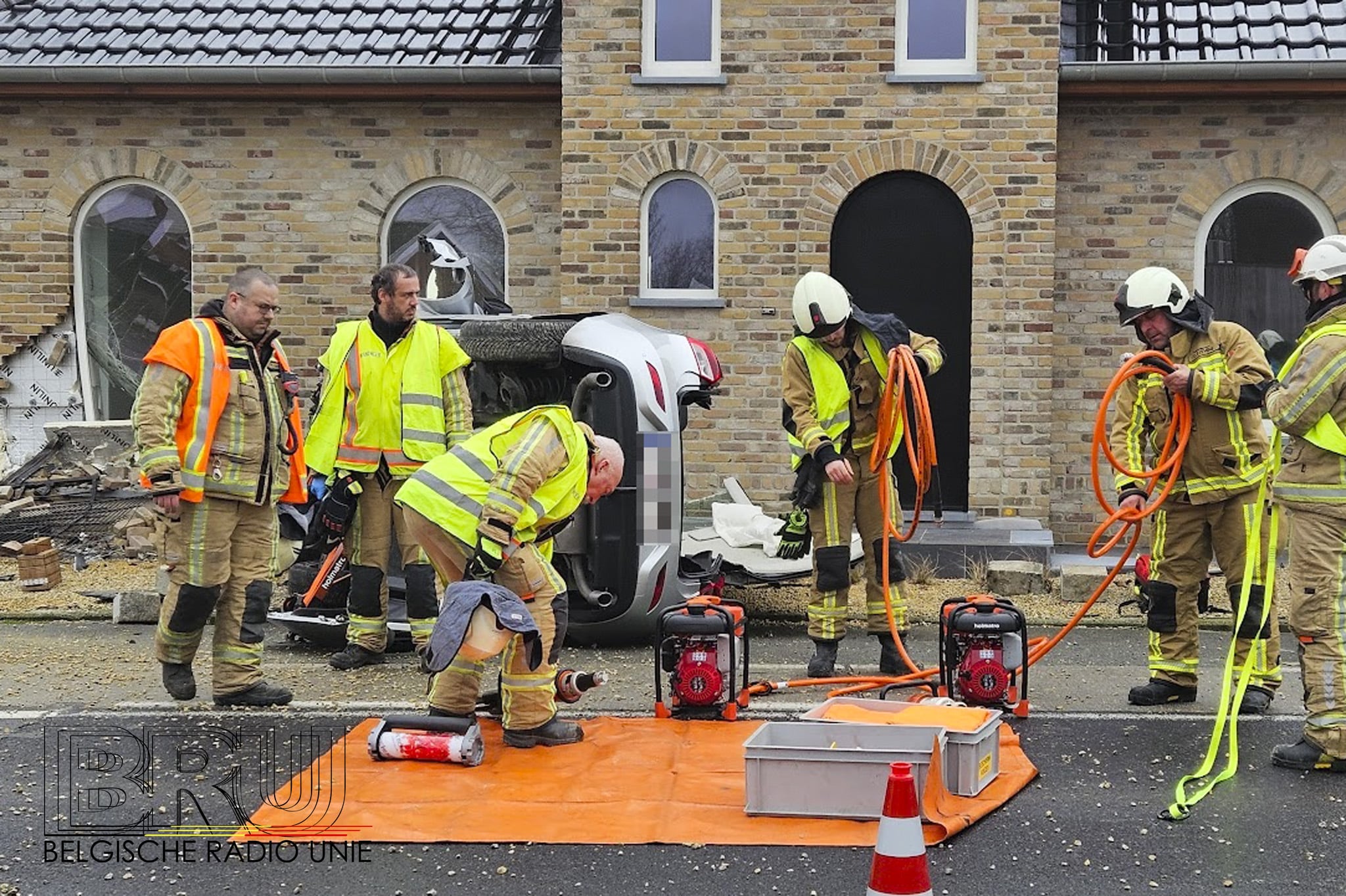 Wagen belandt op zijkant tegen gevel: 20-jarige bestuurster valt in slaap in Zarren