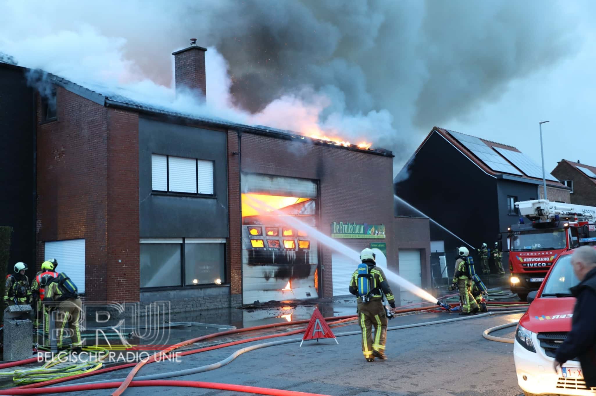 Grote brand bij De Fruitschuur in Ledegem: asbest vrijgekomen, buurt krijgt BE-alert