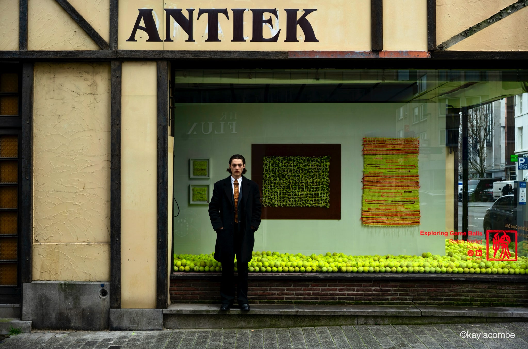 5.000 tennisballen en één man in pak