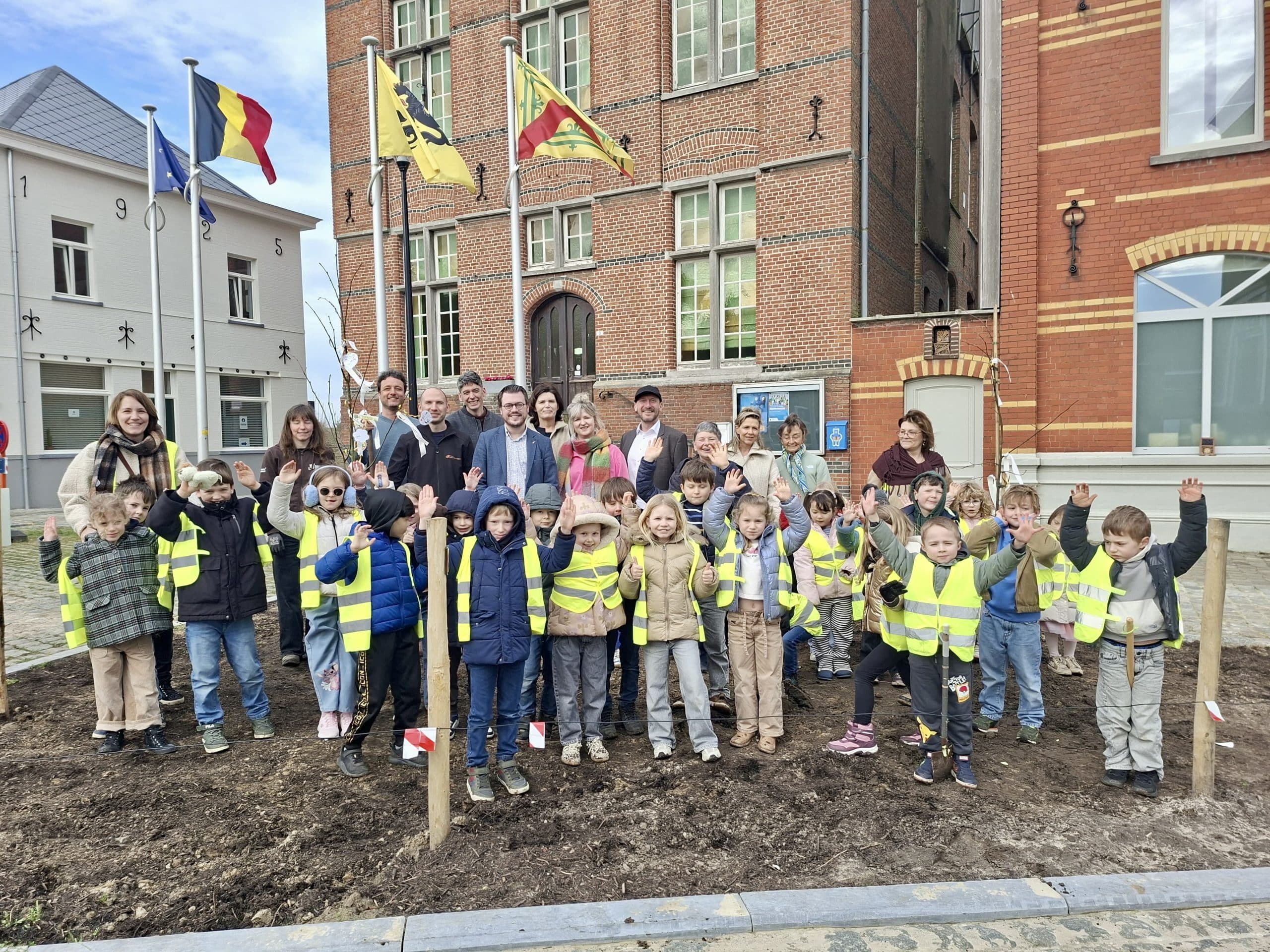 Bijzondere welkomstlindes sieren vernieuwd kerkplein Horebeke