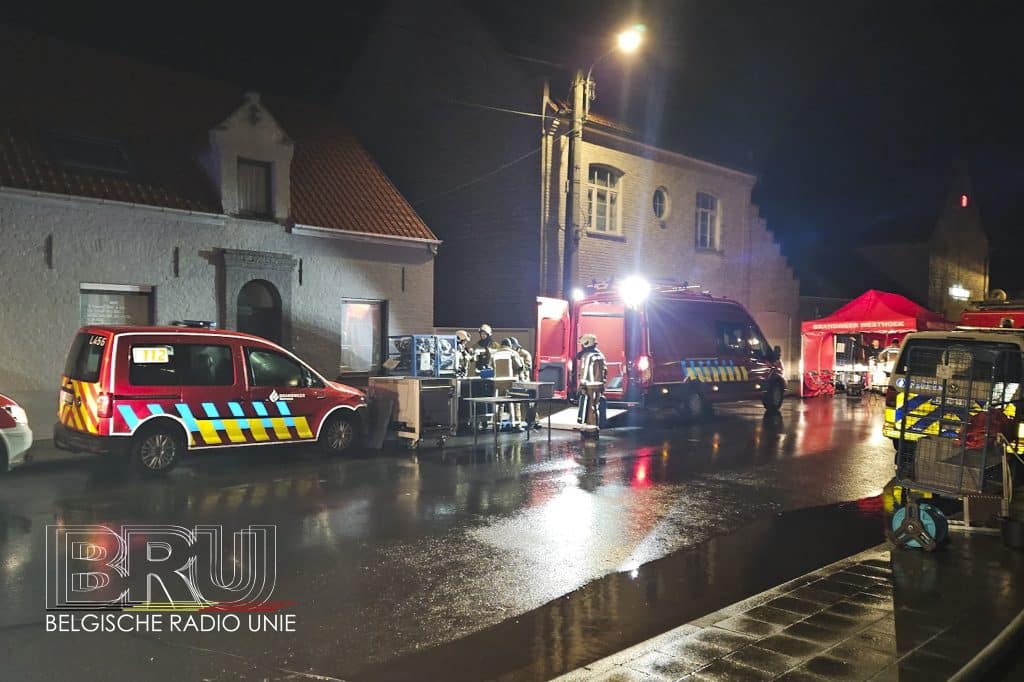 Grote vlammenzee legt loods met voertuigen in de as in hartje Vladslo
