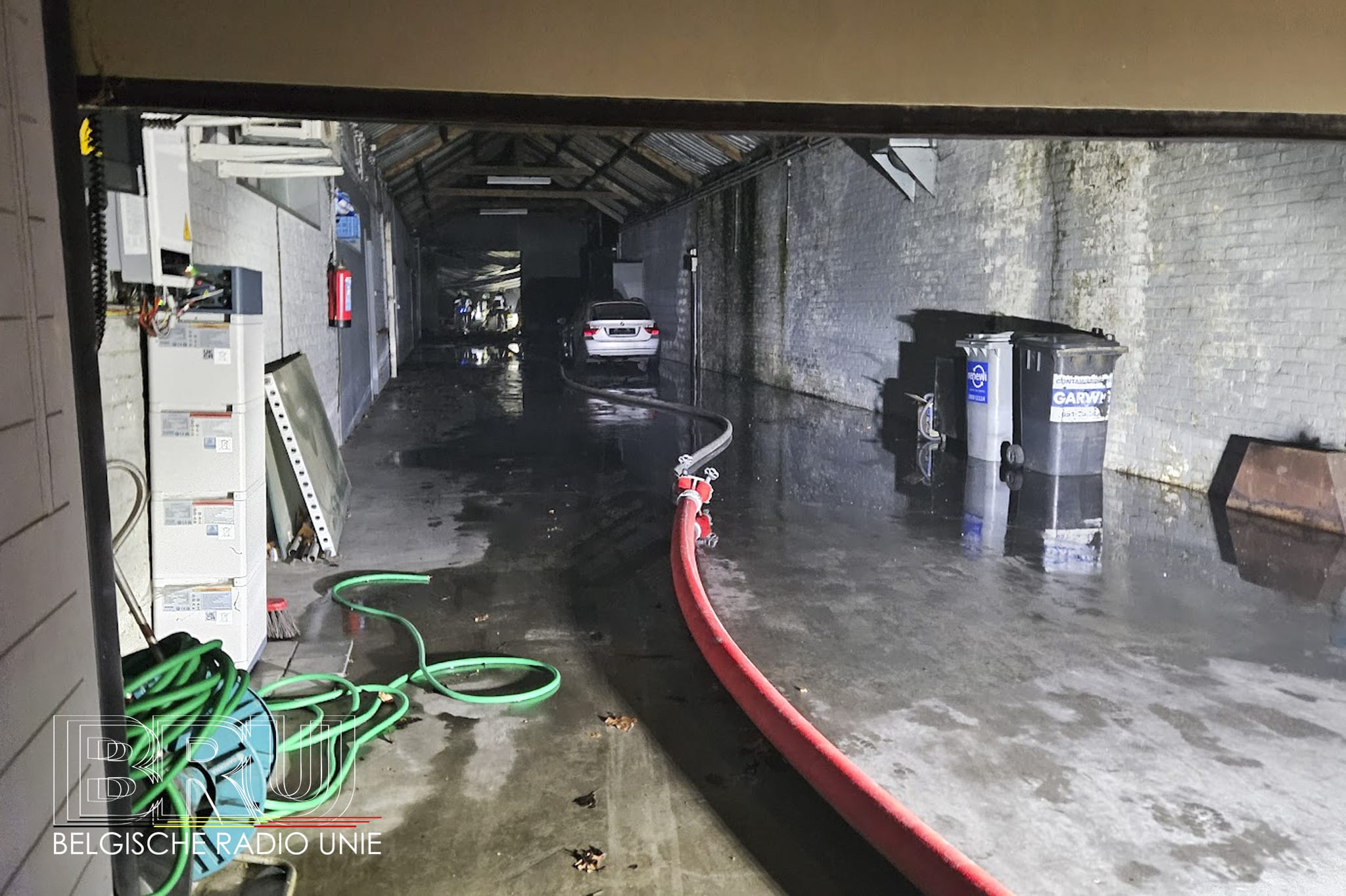 Grote vlammenzee legt loods met voertuigen in de as in hartje Vladslo