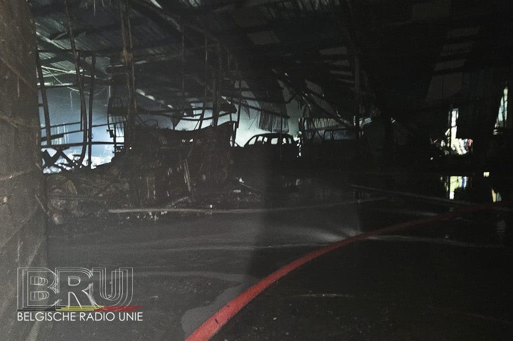 Grote vlammenzee legt loods met voertuigen in de as in hartje Vladslo