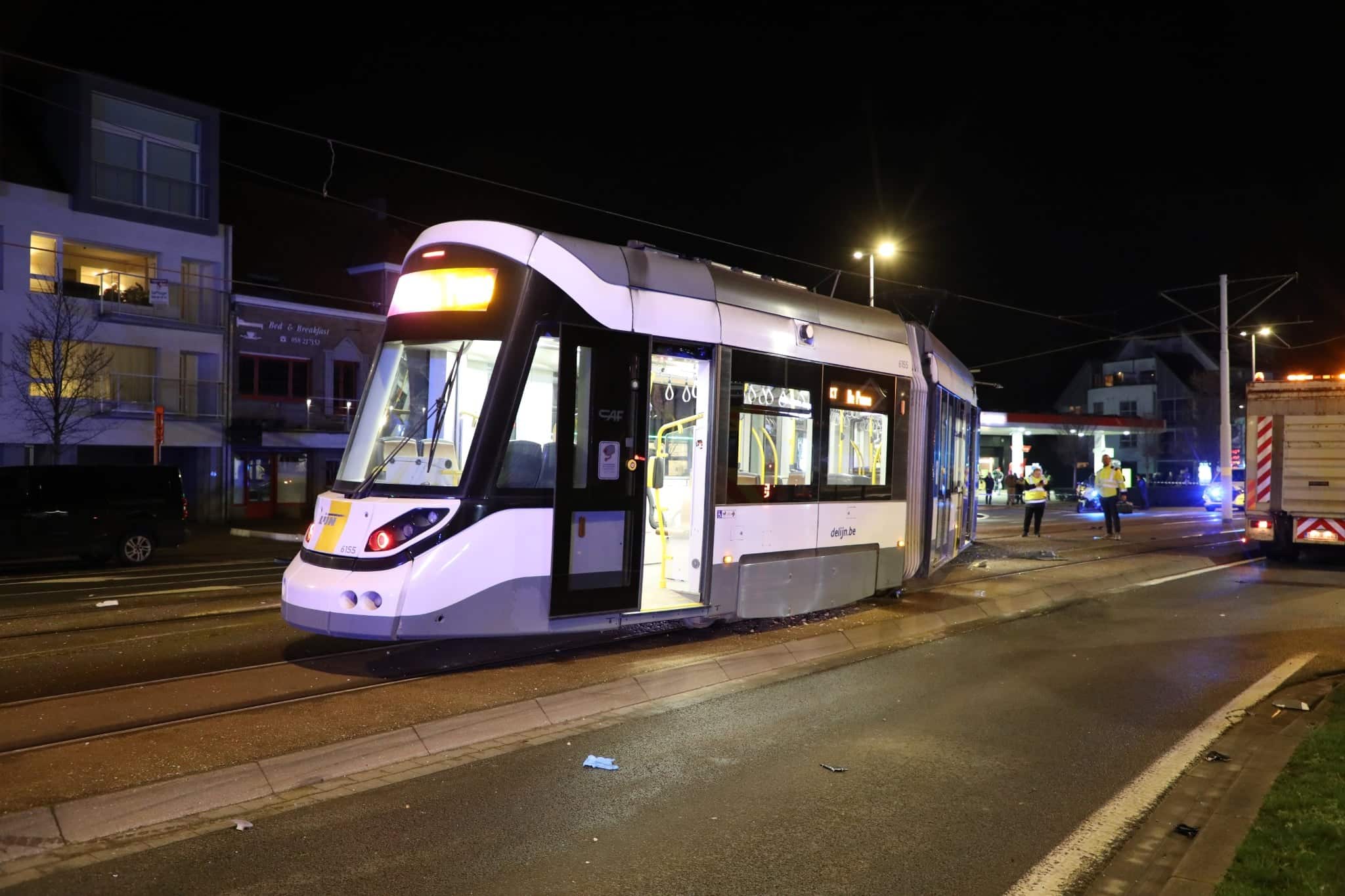 Zwaar ongeval tussen kusttram en auto in Nieuwpoort: 15 gewonden, tram ontspoord