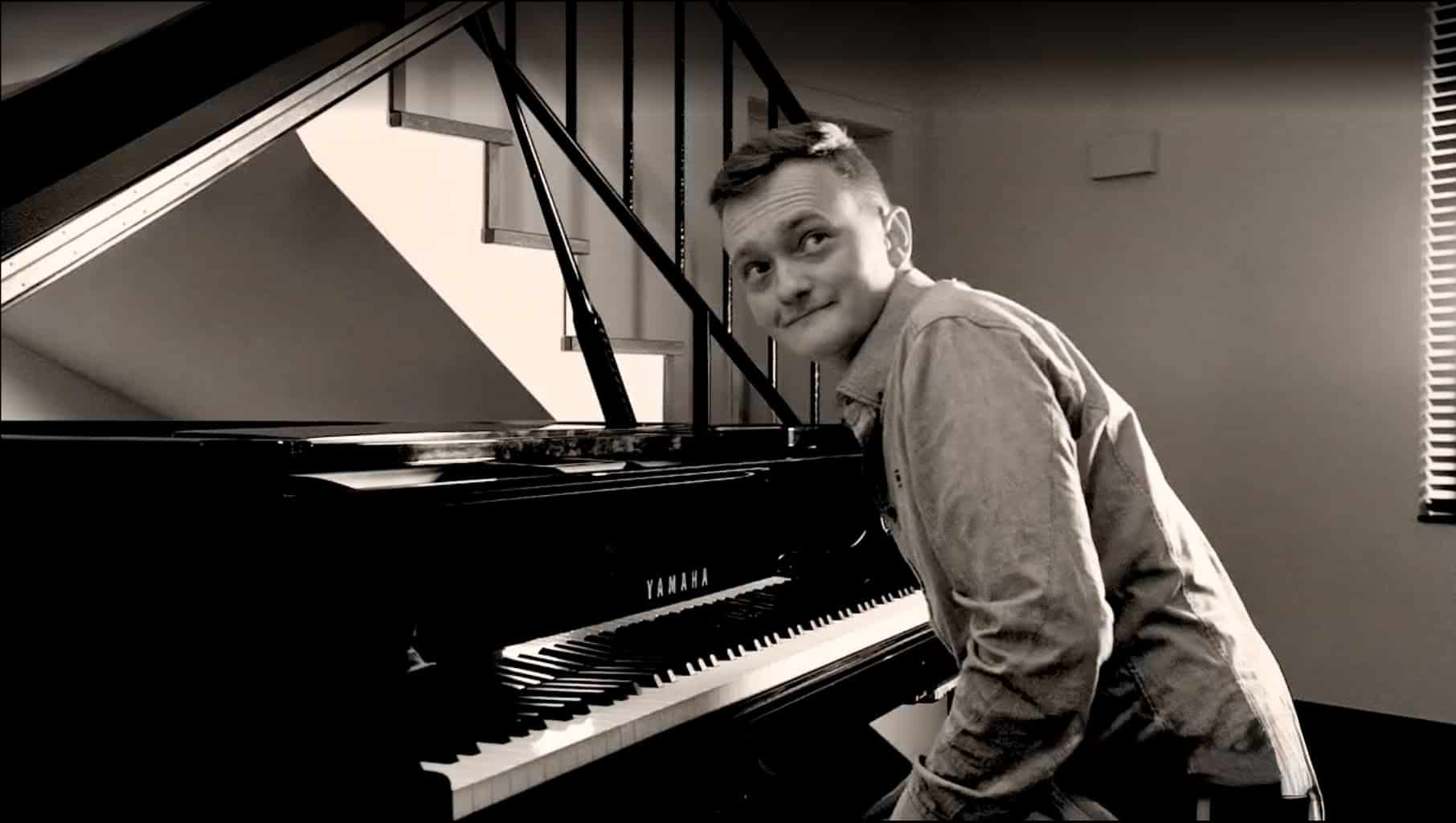 “88 Keys for Peace” – Intiem pianomoment met Vic Brauwers op Atlantikwall Raversyde tijdens International Piano Day