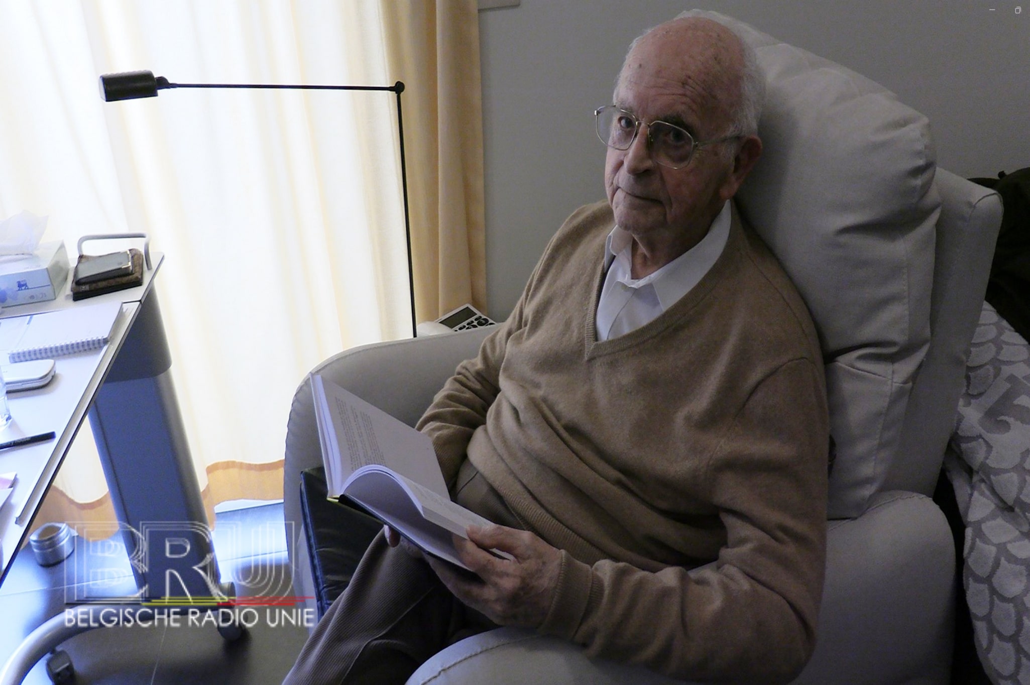 Professor Piet Thomas (97) viert verjaardag met 100ste boek: ‘Koekjes van eigen Deeg’