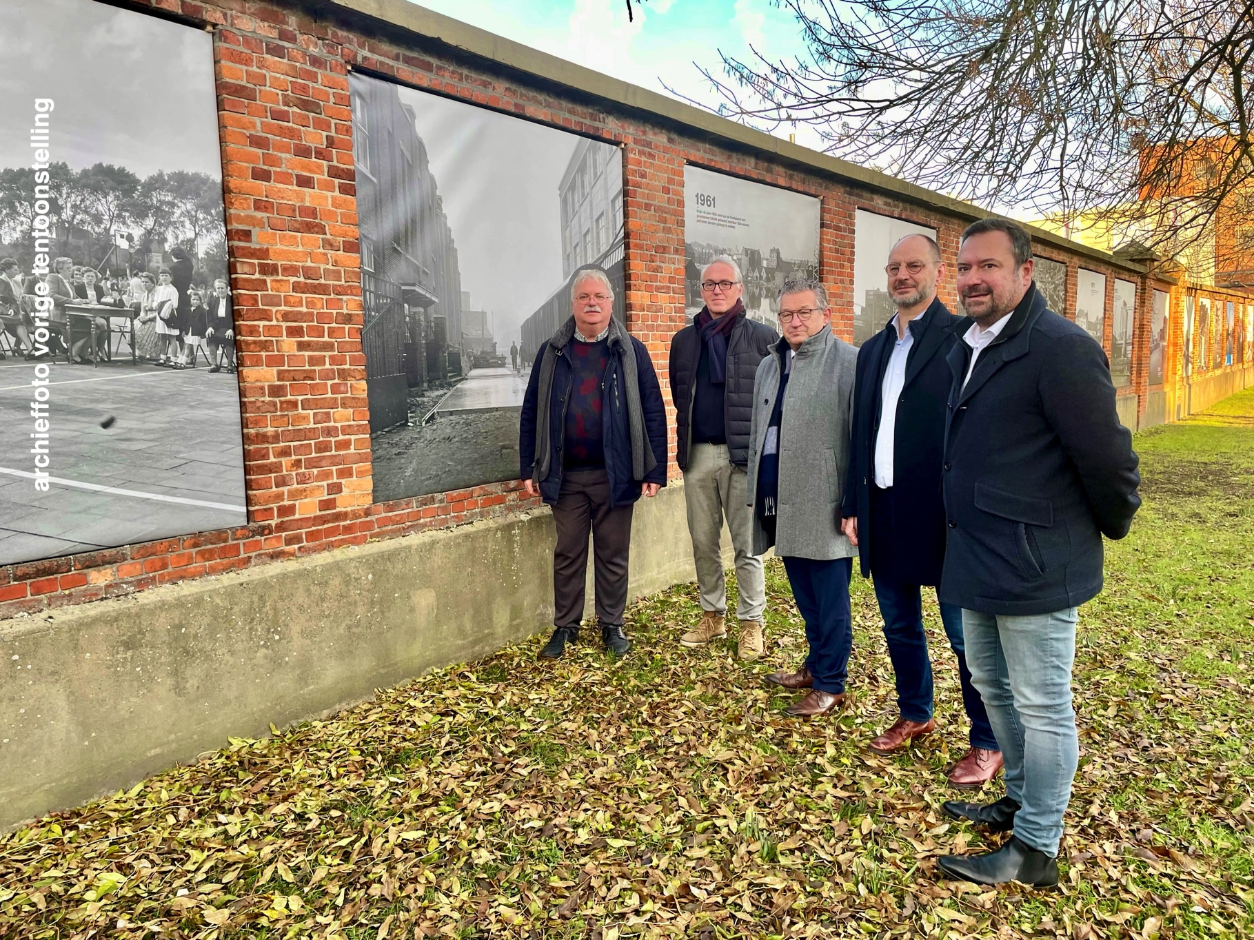 Fototentoonstelling '200 jaar Fotografie' op muur Gistfabriek