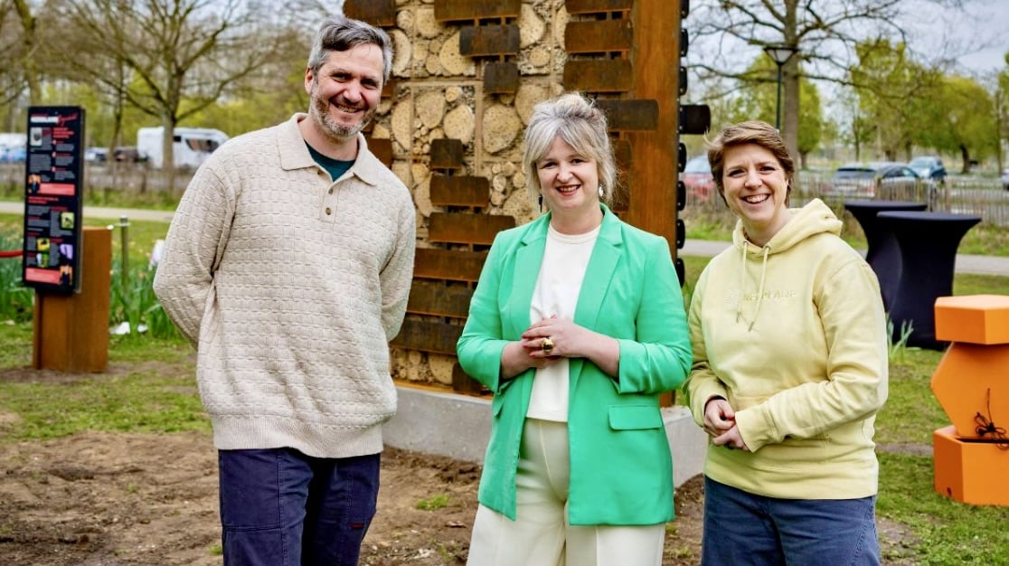 Lieven Scheire en Hetty Helsmoortel onthullen XL Nerdland bijenhotel op domein Puyenbroeck