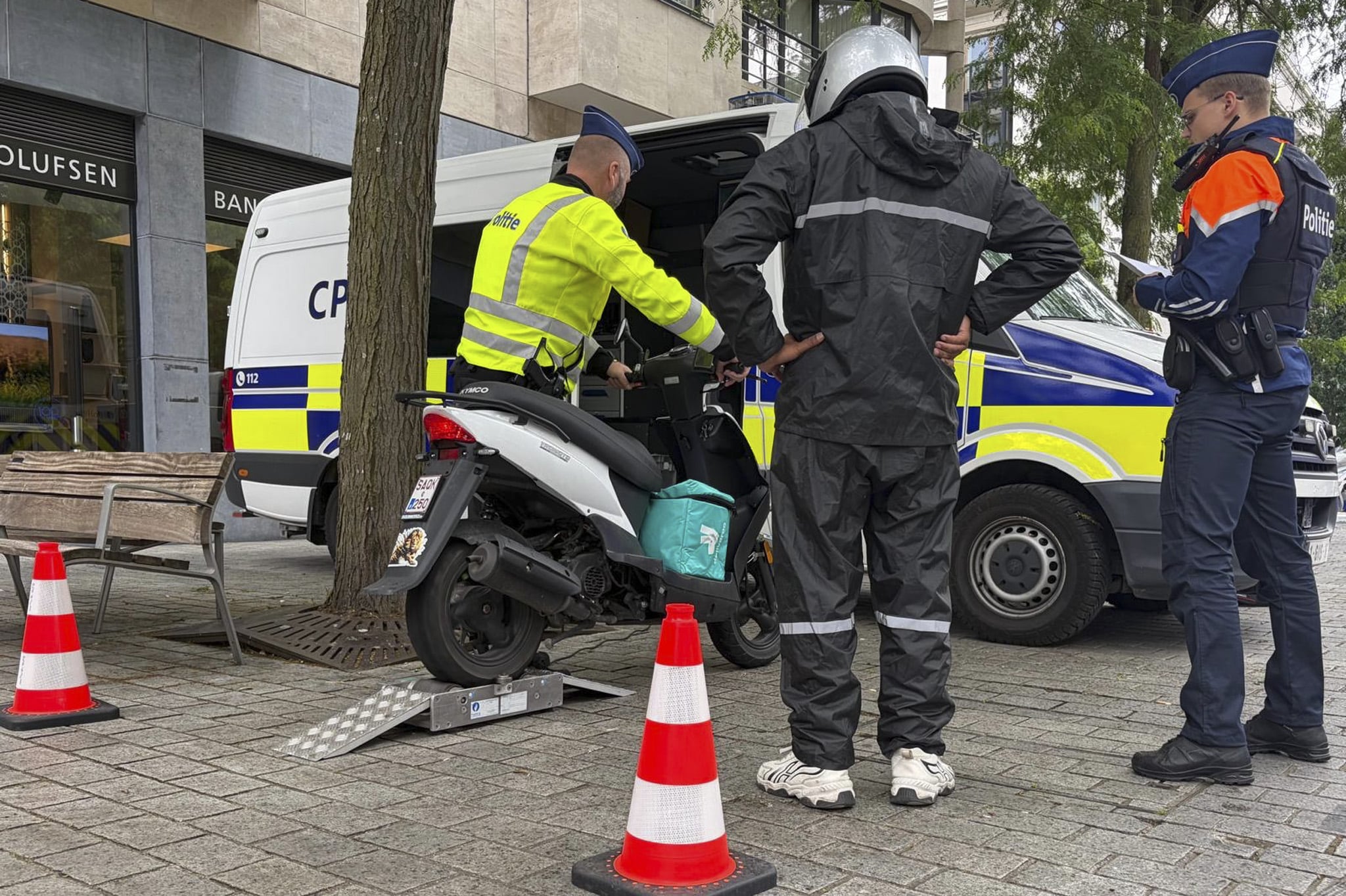Grootschalige verkeerscontroles op tweewielers: tientallen overtredingen vastgesteld in regio Kortrijk