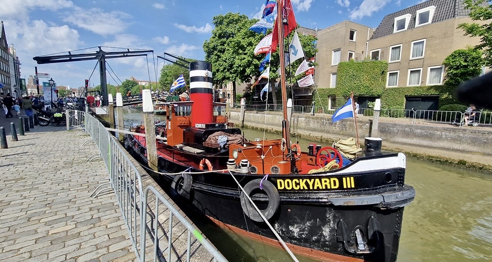 Sovjetstoomschip meert aan bij Scheepswerven Baasrode tijdens Scheldeland in Stoom