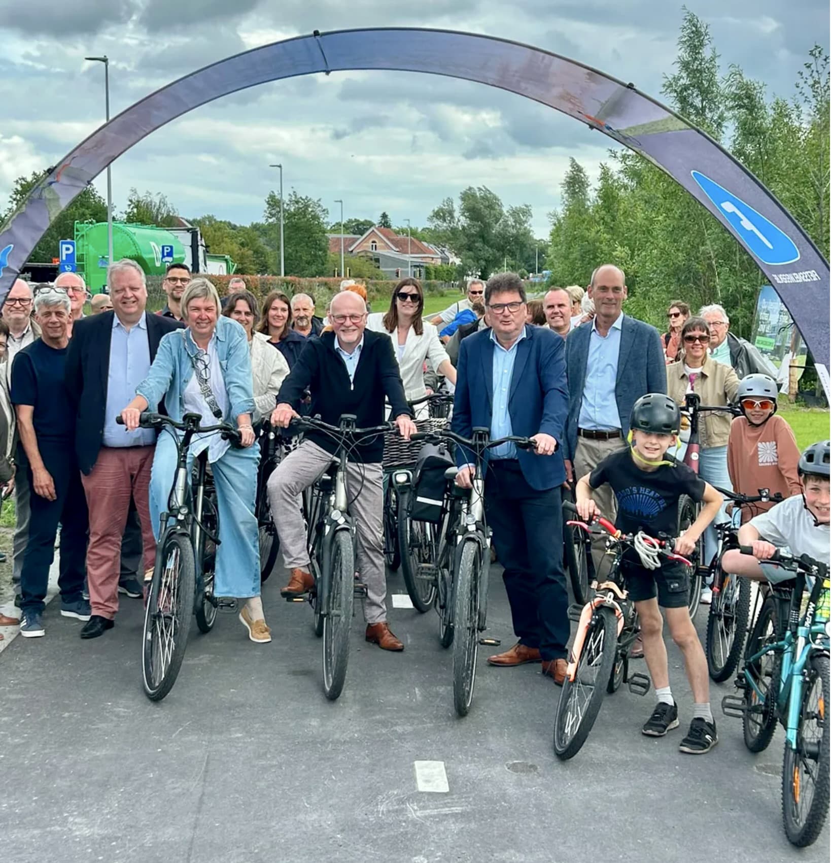 Werken voltooid aan missing link op F41 in Moerbeke: veldweg wordt fietssnelweg