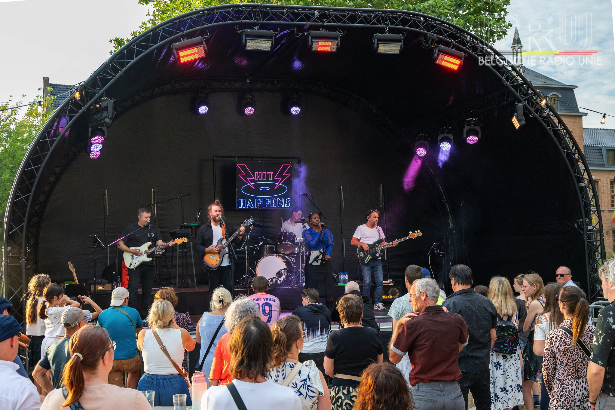 Hit Happens zorgde in Harelbeke voor een avond vol energie, herkenning en pure nostalgie