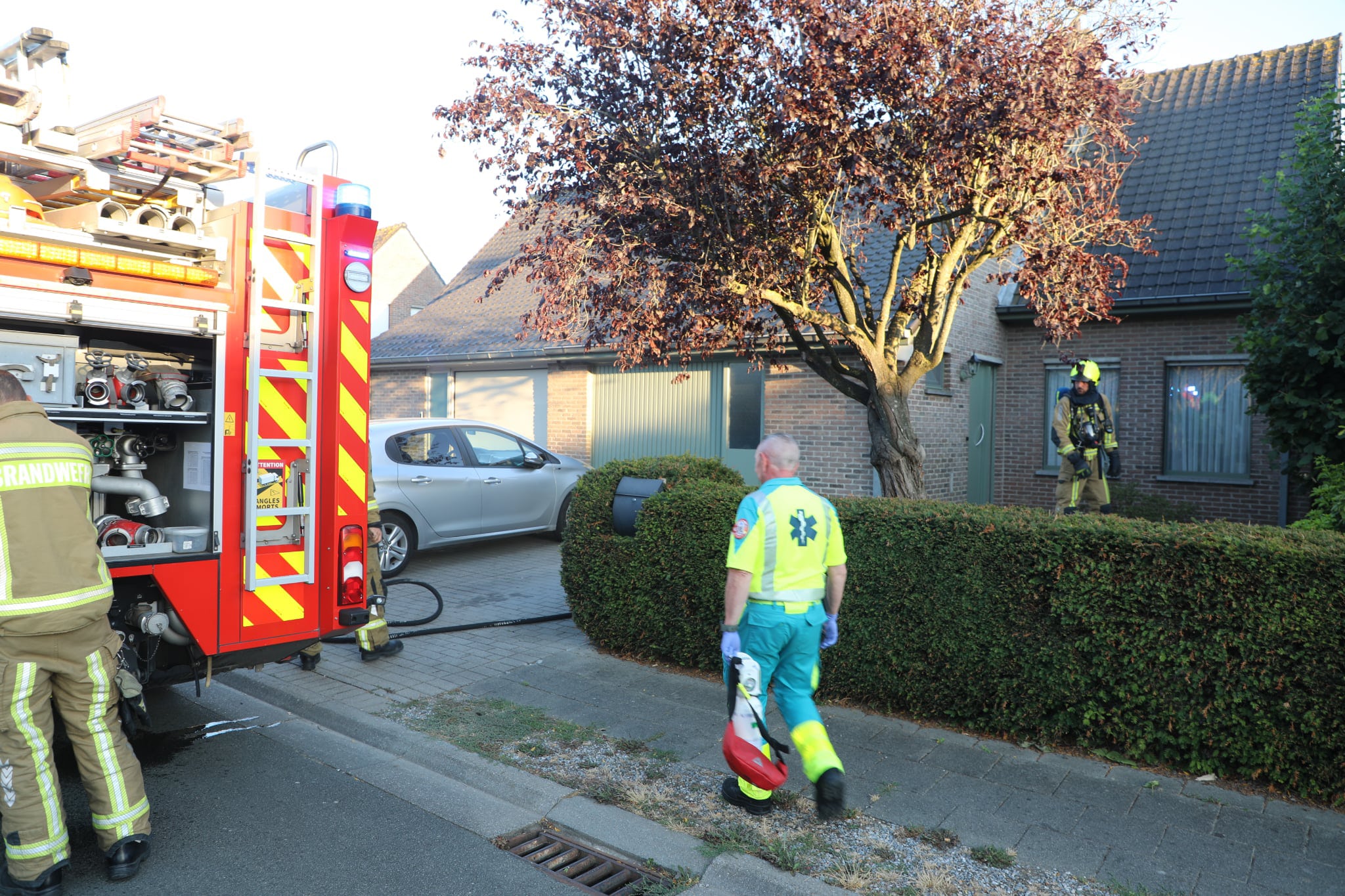 Brandweer blust brand in compostbak in Kuurne