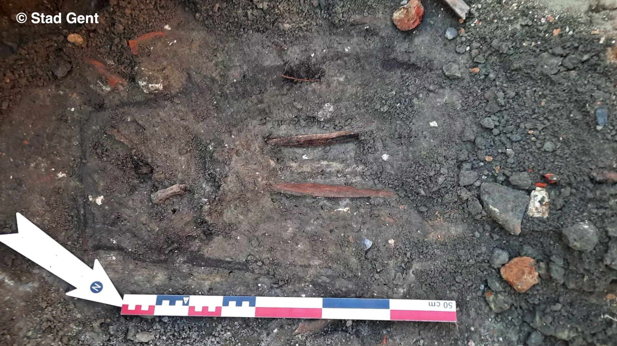 Gent: archeologen onderzoeken stukje Vlasmarkt – vermoeden van 240 skeletten