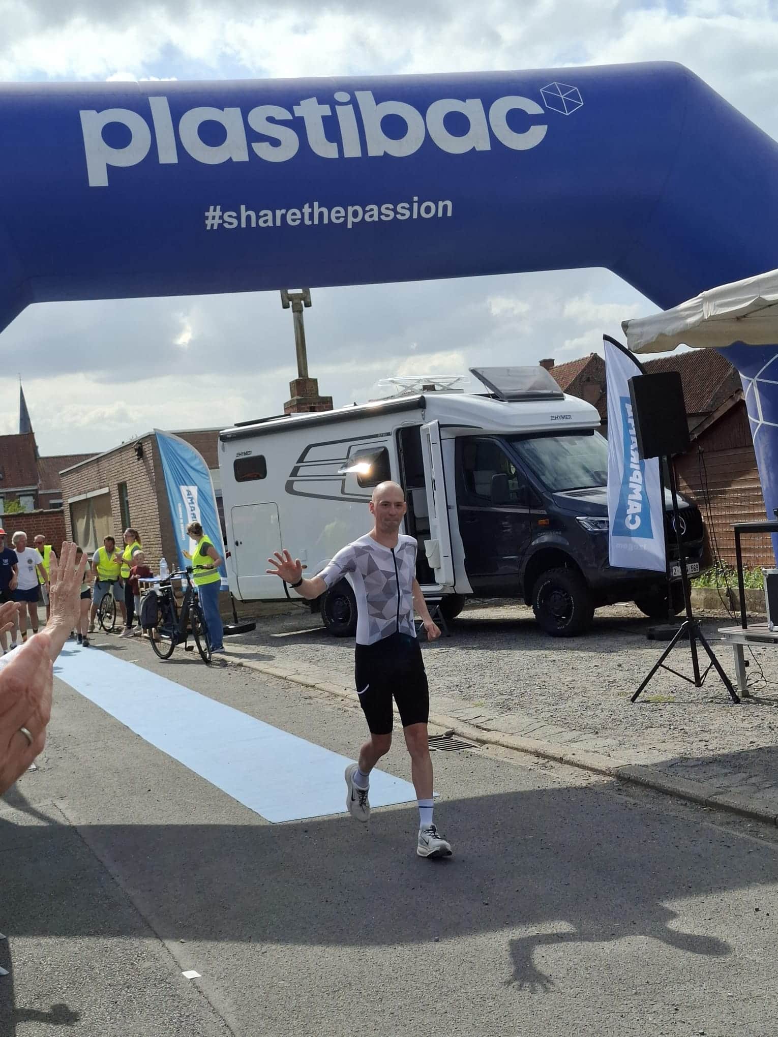 Tim Vlieghe werkt met succes de uitzonderlijke dubbele triatlon van 452 kilometer voor Voedselbank West-Vlaanderen af
