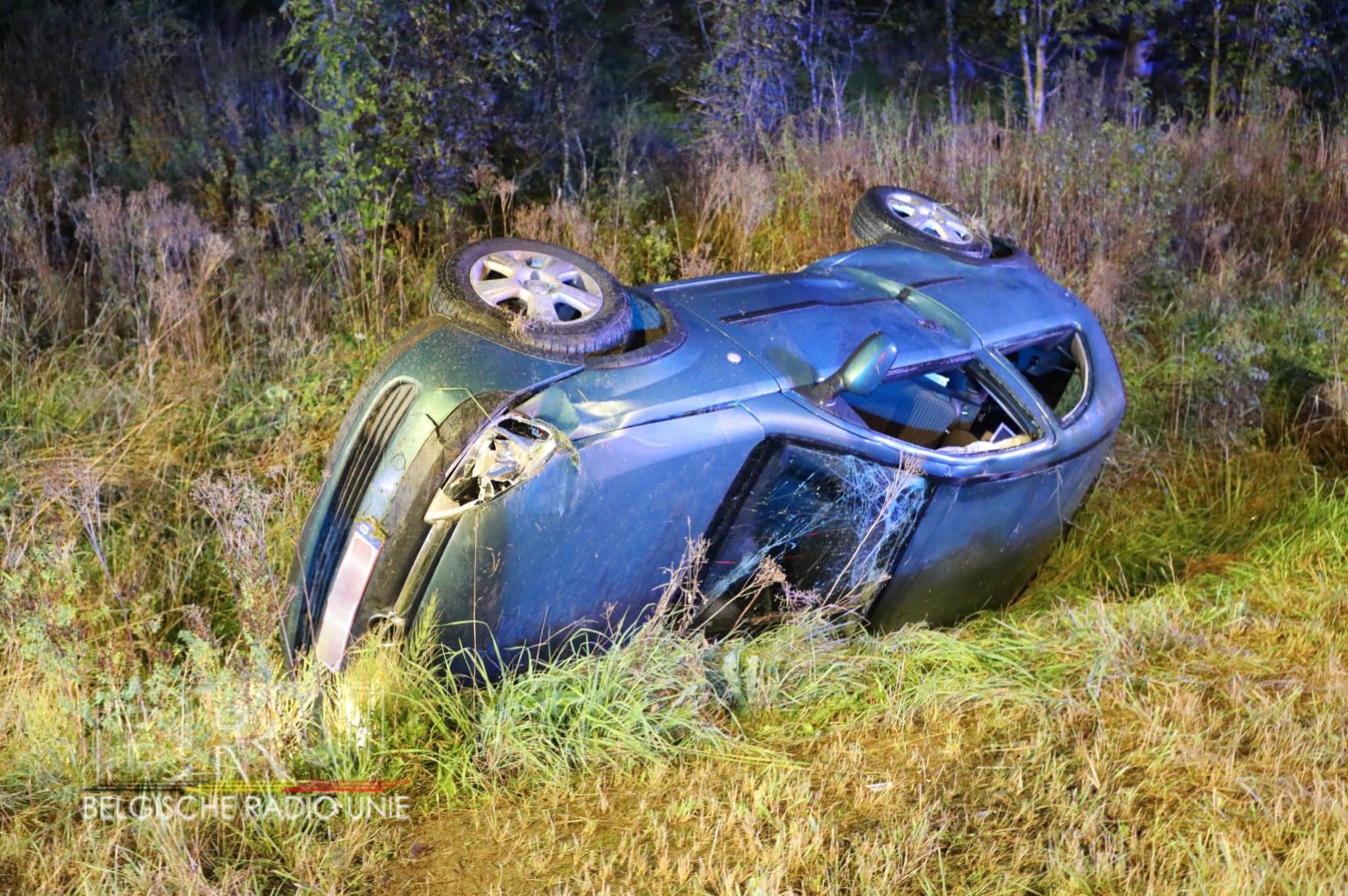 Opel belandt op dak na slippartij op Ringlaan in Heule
