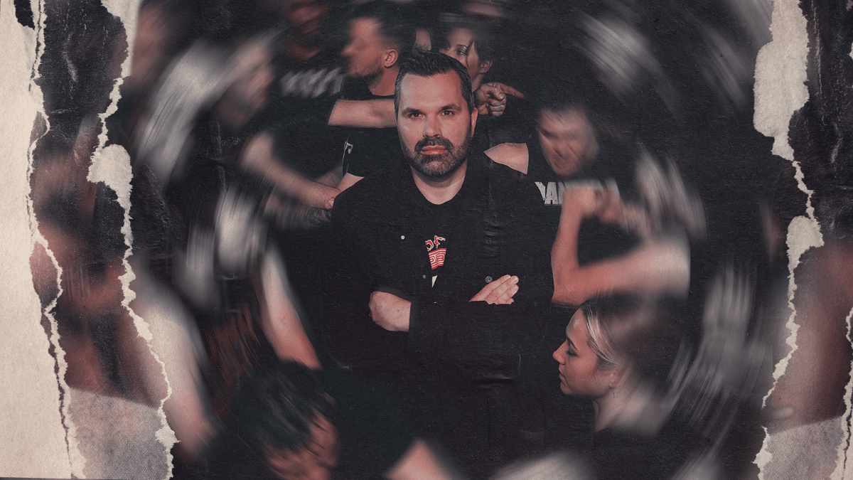 Van de moshpit naar het theater: Andries Beckers gaat op tour met solovoorstelling